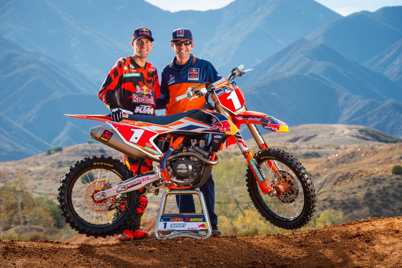 132386_Ryan_Dungey___Carlos_Rivera_KTM_450_SX-F_2015