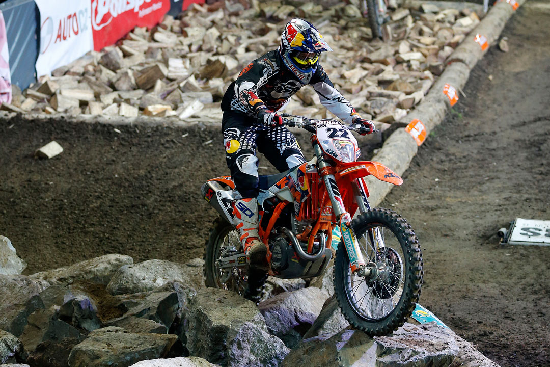 Despite an injury, Walker holds off Haaker by one point in Superenduro racing.