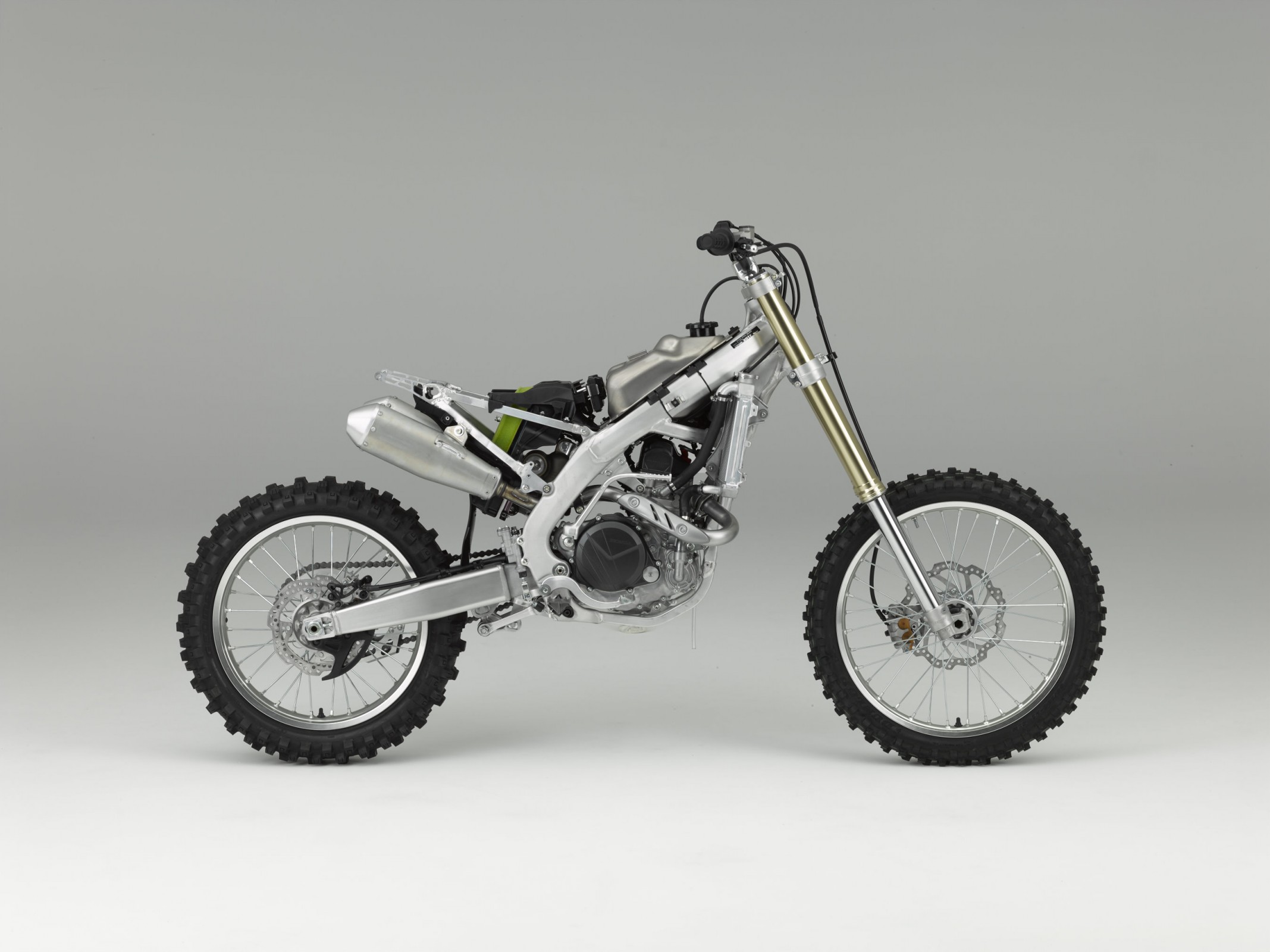 17_Honda_CRF450R_naked_right