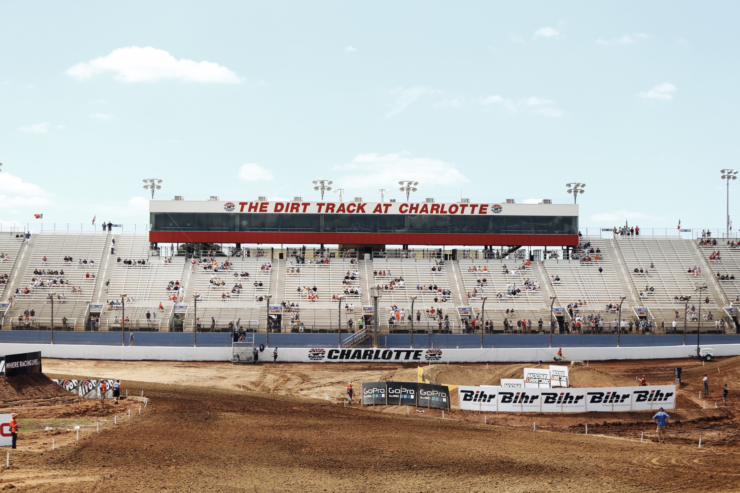 The first turn heads to the center of the facility...the skies looked clear all day and there's no mud on the track at all. Fans are beginning to file in, it's time to go racing.