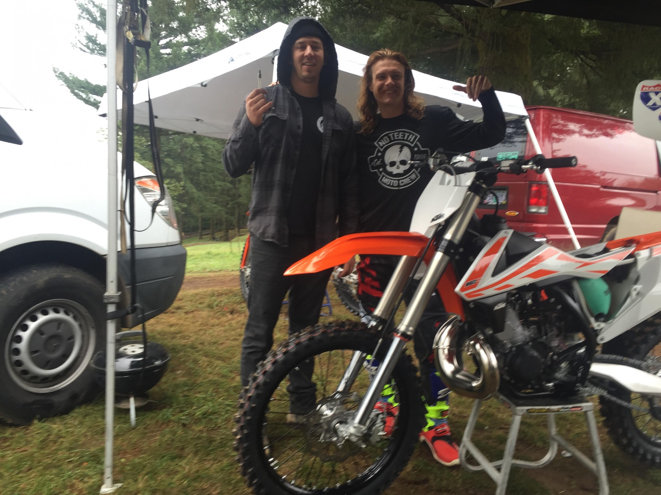 Stank put his faith in me to swap out his forks on the KTM 250.