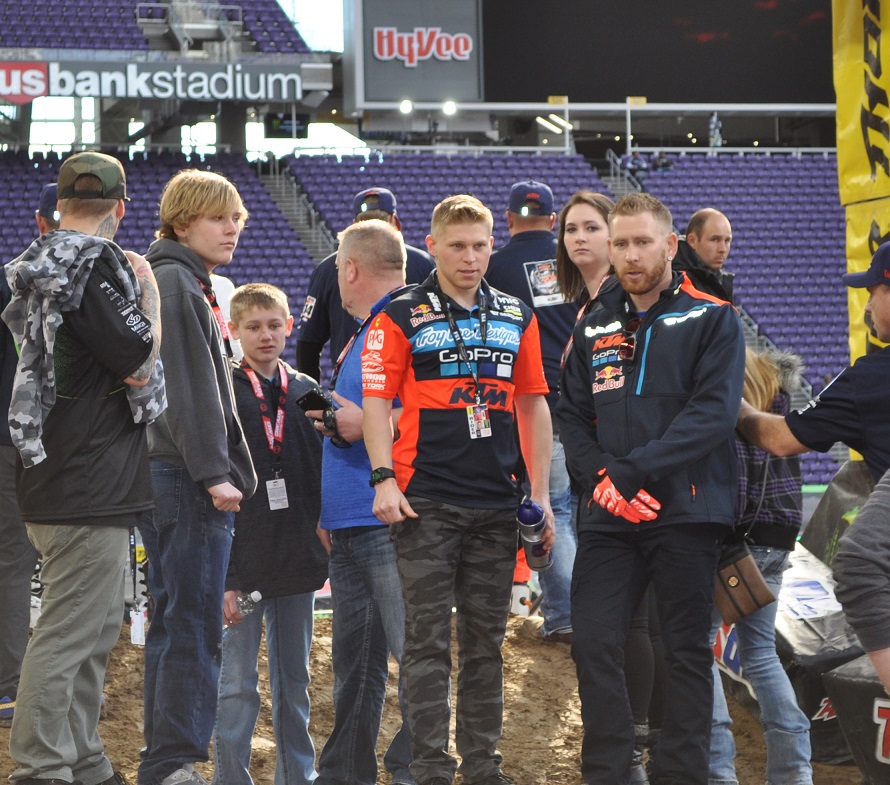 Minnesota Native Alex Martin will be another crowd favorite tonight.