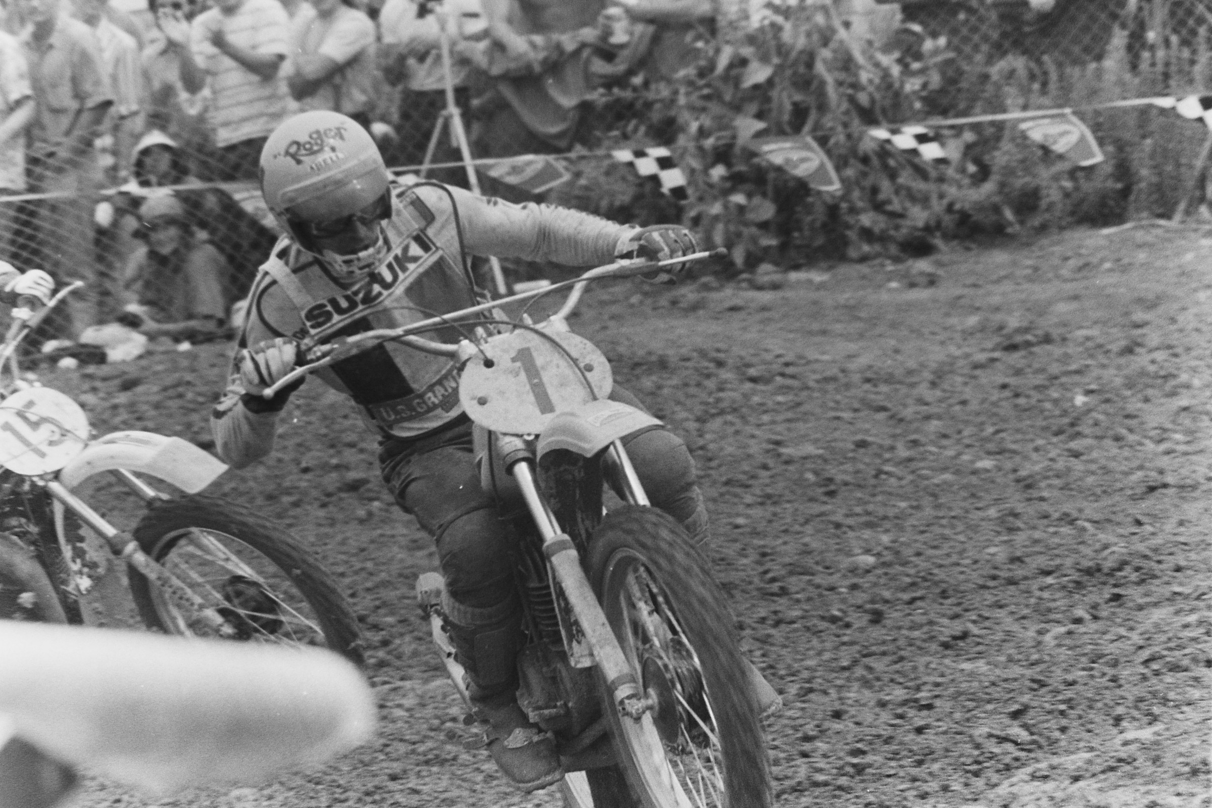 DeCoster won the first moto and gained valuable championship points on fourth place Heikki Mikkola. 