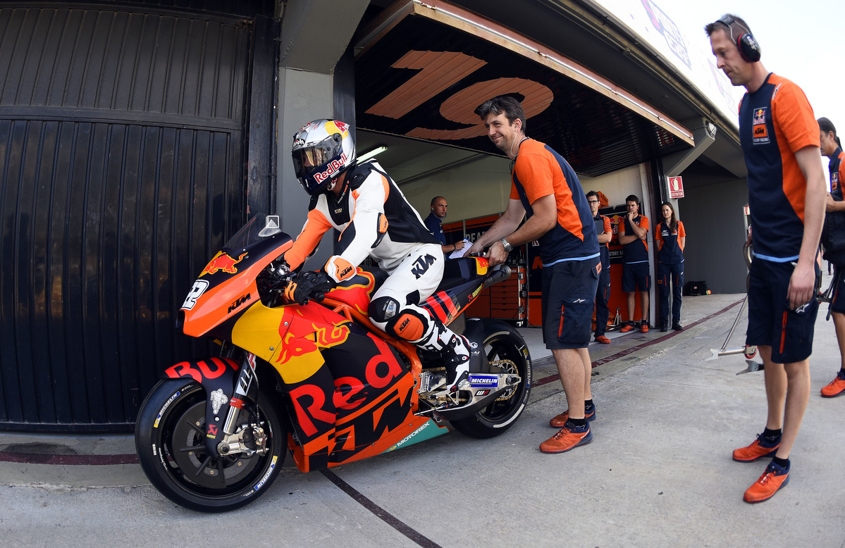 209873_Tony_Cairoli___Mechanics_KTM_RC16_Pit_Lane_Valencia_2017