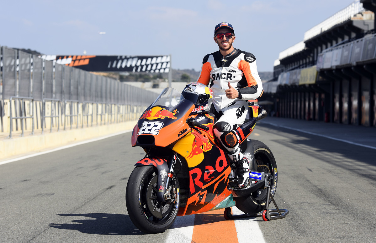 209888_Tony_Cairoli_KTM_RC16_Pit_Lane_Valencia_2017