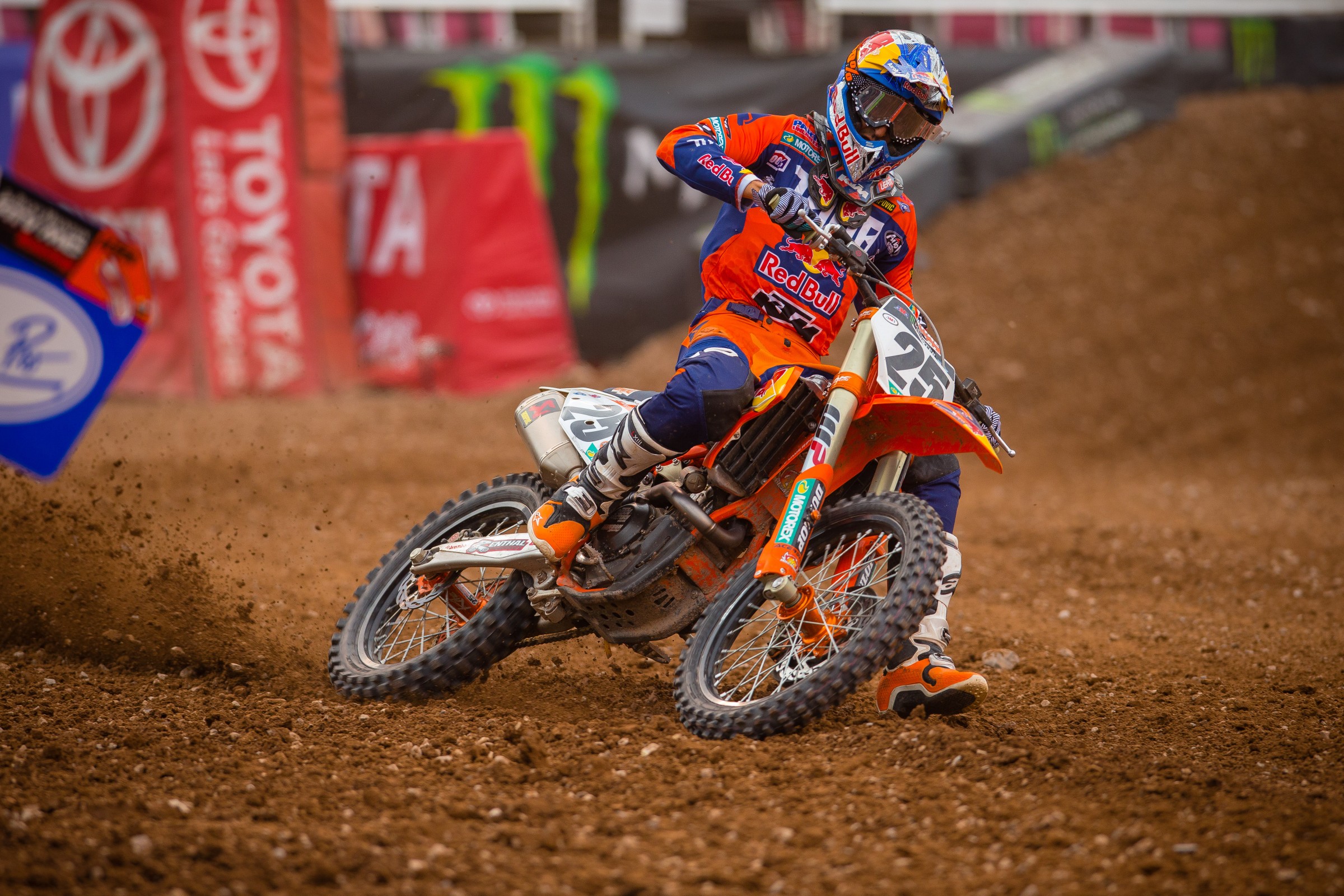Musquin won the 450SX main event, narrowing his points deficit to just 14 behind Anderson.