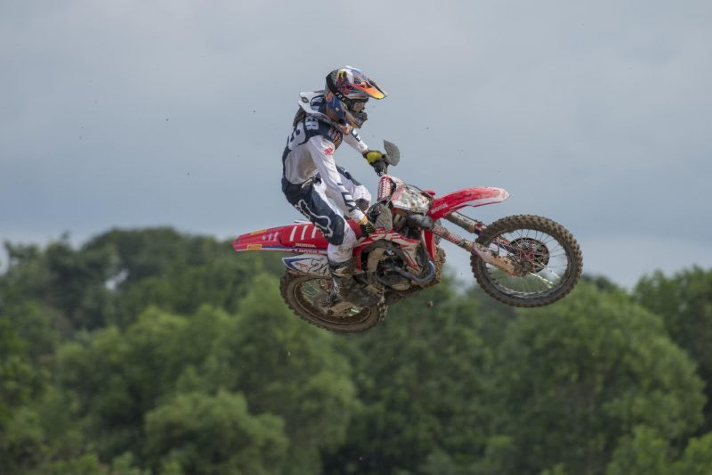 Replay Alex Martin Runs It In On Austin Forkner at Southwick - Motocross