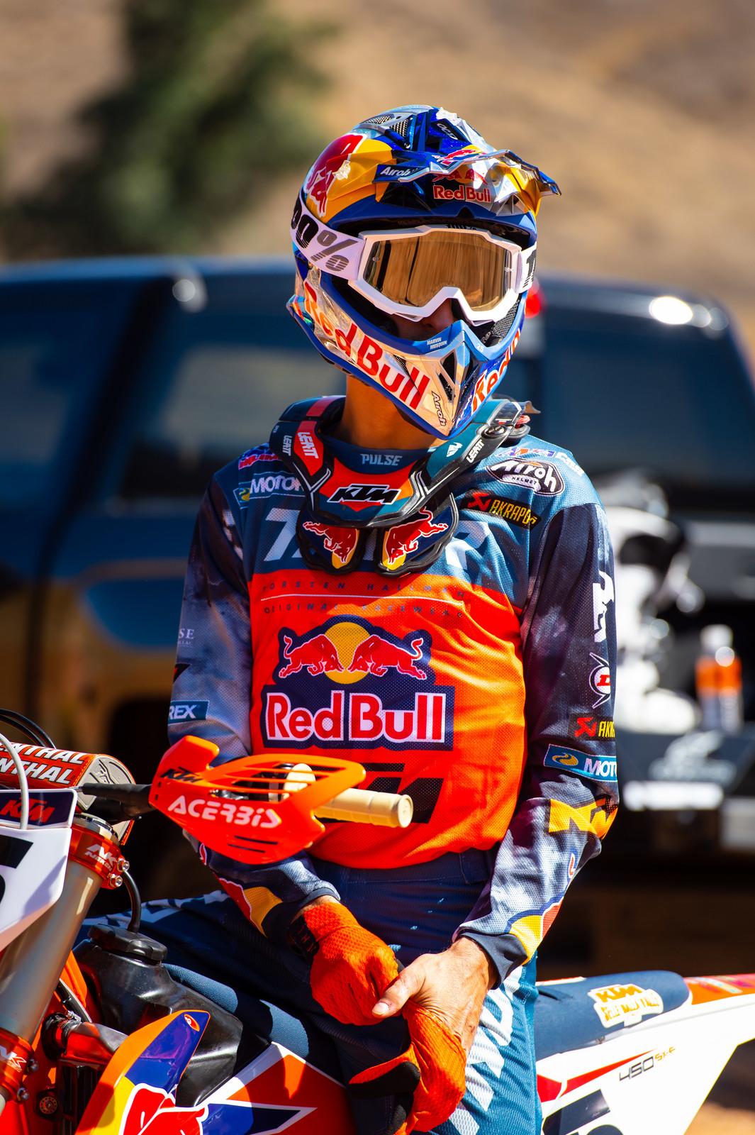 256165_SX_KTMTeam2019-Musquin_portrait_02