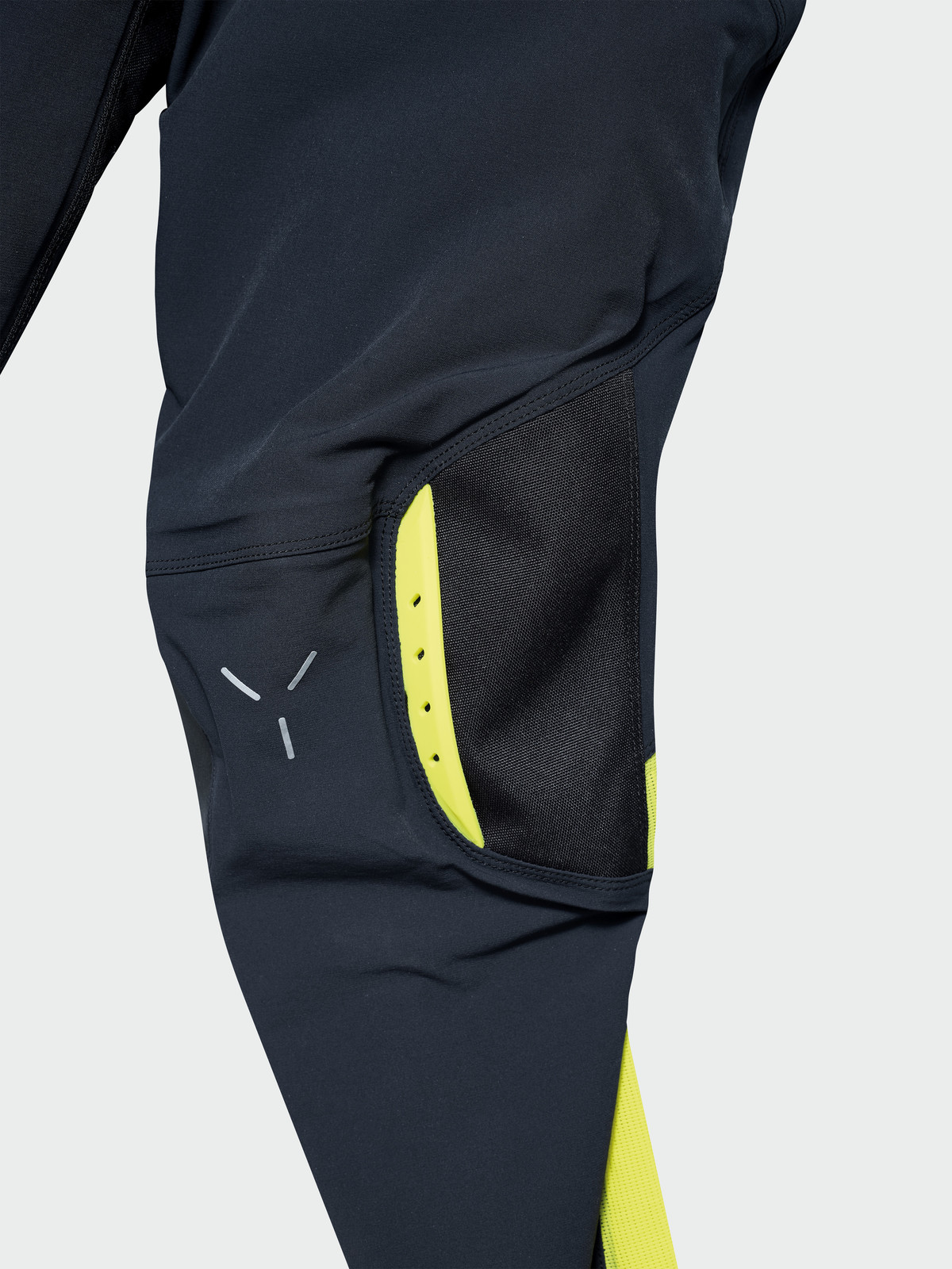 56188_3HS20000560X_RAILED_PANTS_CLOSE_UP_5