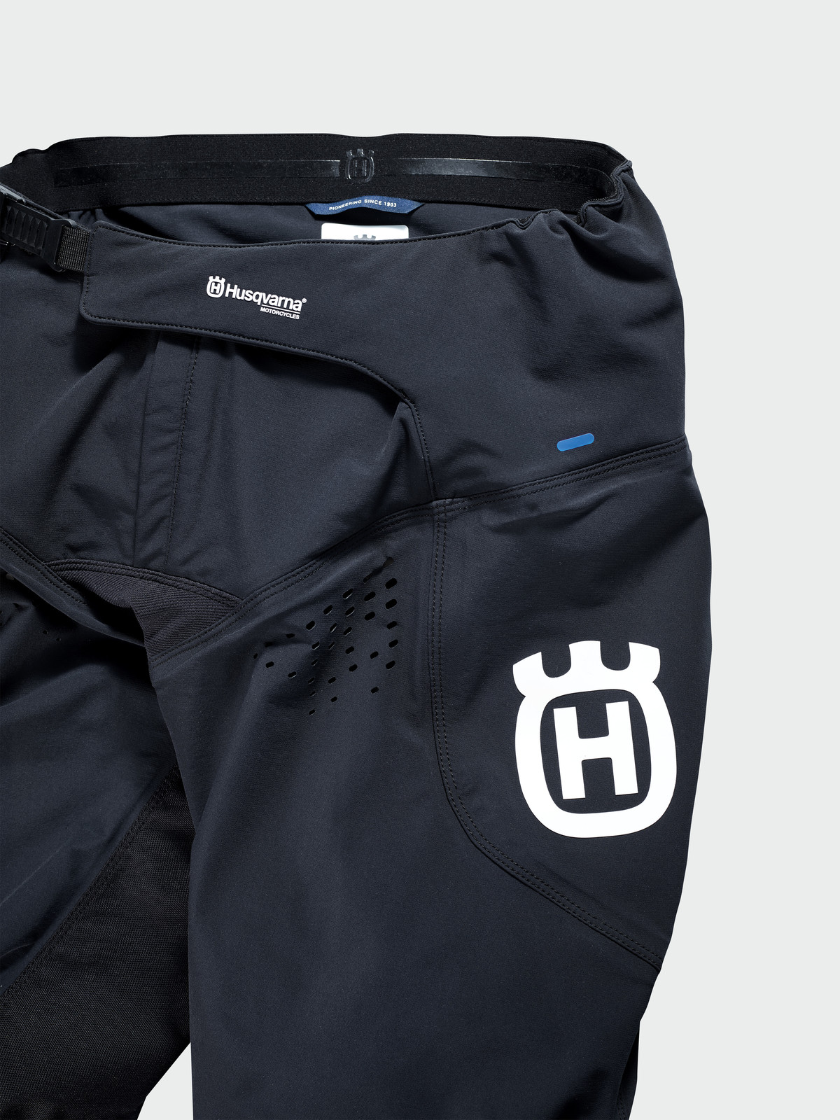 56185_3HS20000560X_RAILED_PANTS_CLOSE_UP_1