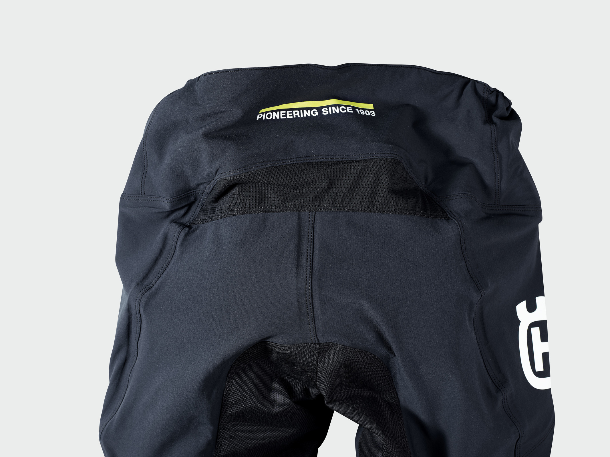 56187_3HS20000560X_RAILED_PANTS_CLOSE_UP_3