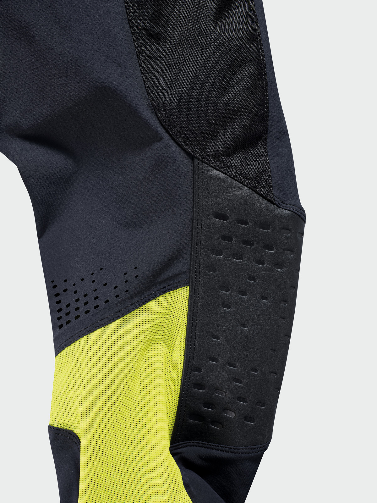 56186_3HS20000560X_RAILED_PANTS_CLOSE_UP_2