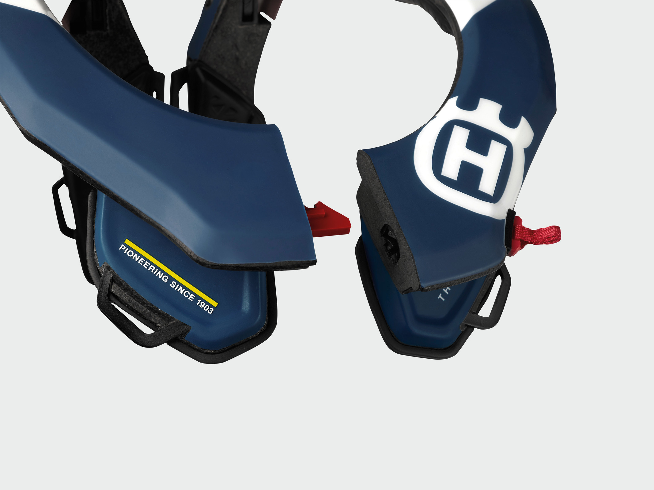 56221_3HS20002120X_NECK_BRACE_CLOSE_UP