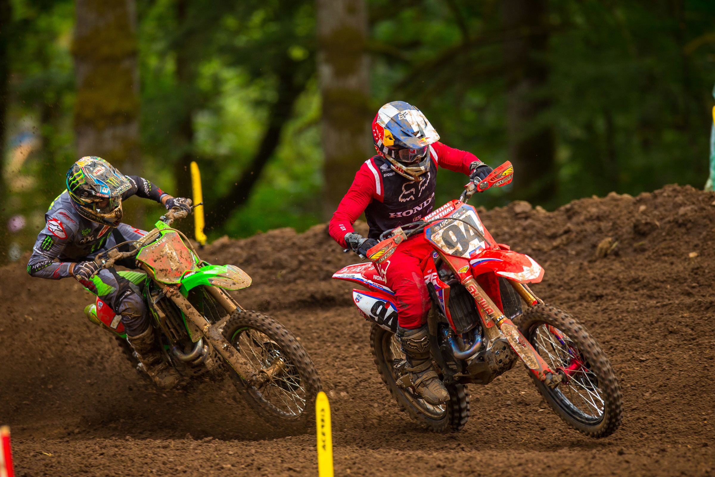 Tomac and Roczen battled to the last few turns in the first moto.