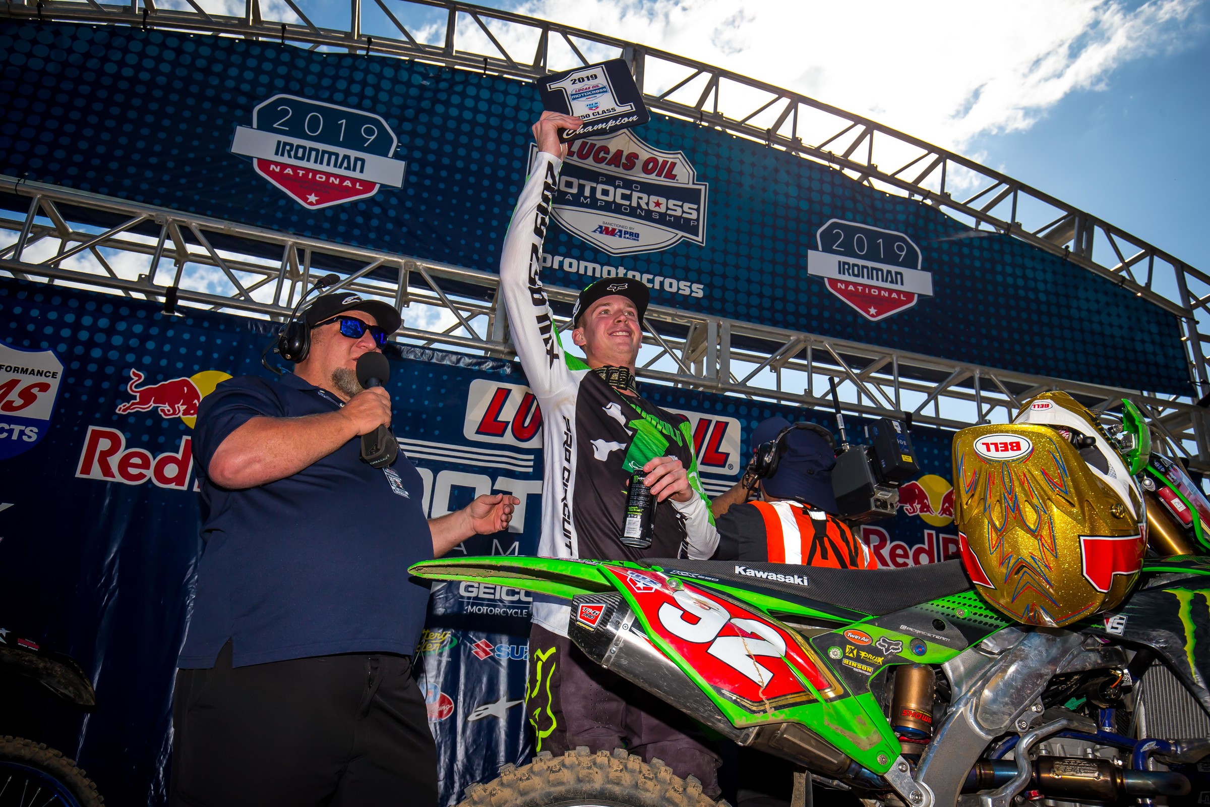 Cianciarulo hoisting the #1 250 Class plate.