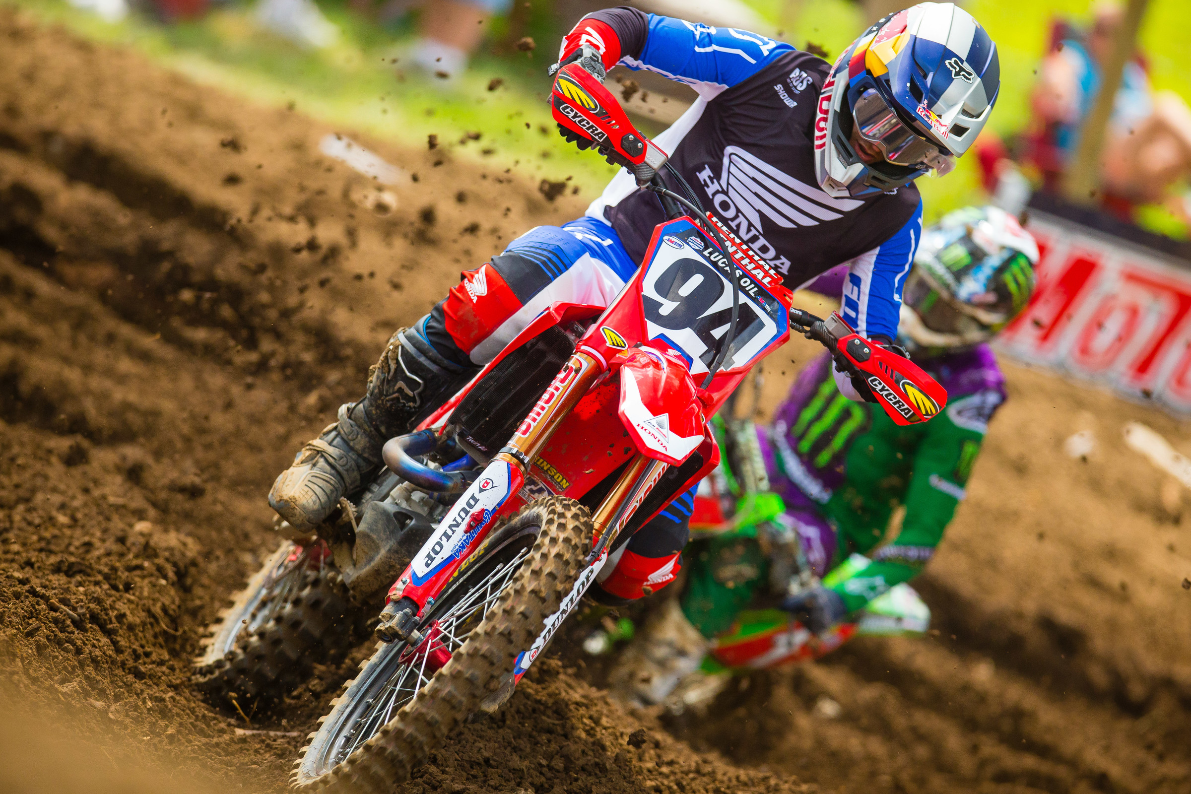 Tomac started to reel in Rozcen.