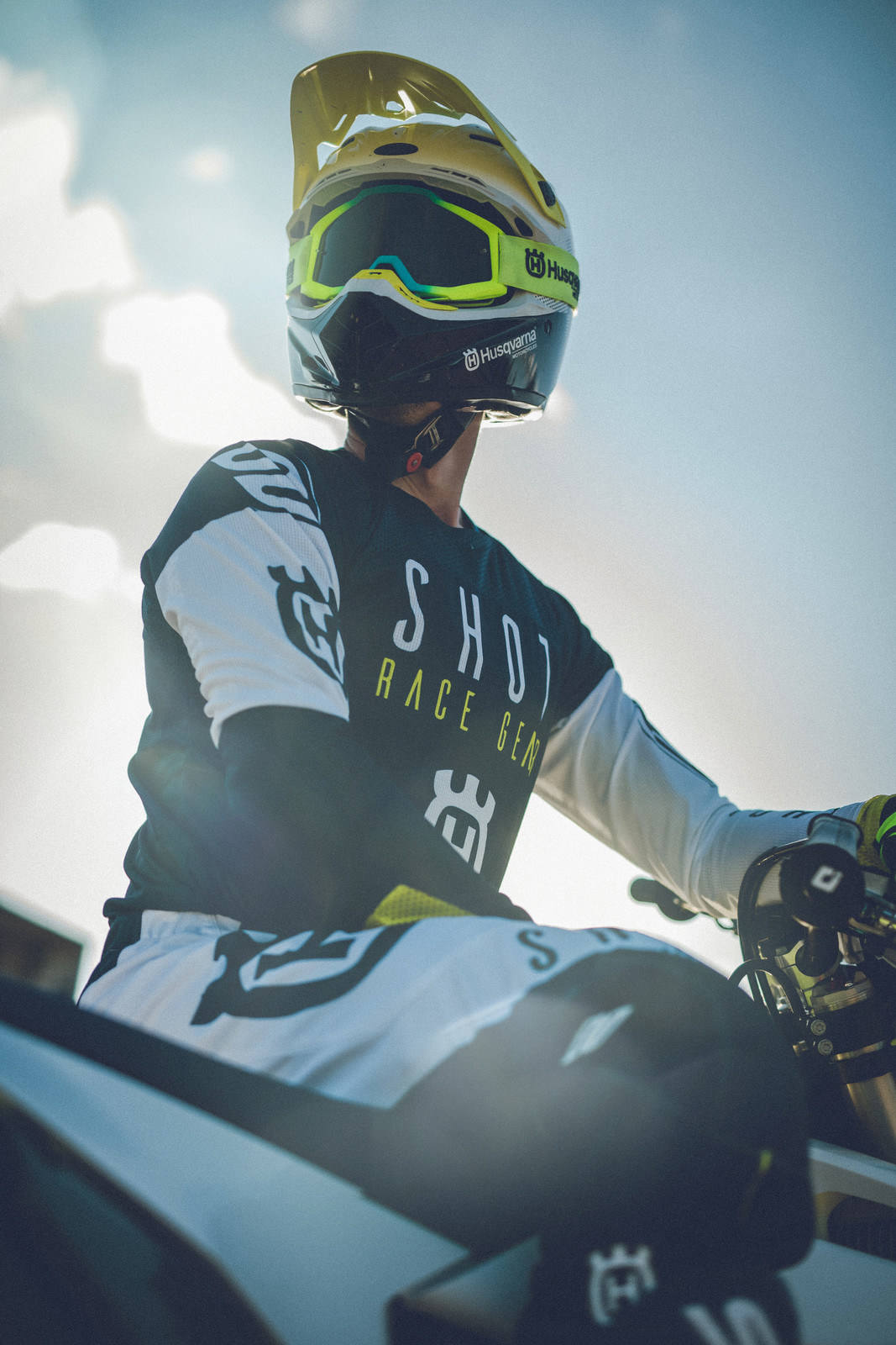 61526_HUSQVARNA_MOTORCYCLES_REPLICA_FLASH_COLLECTION_2019_BY_SHOT_2666x3999