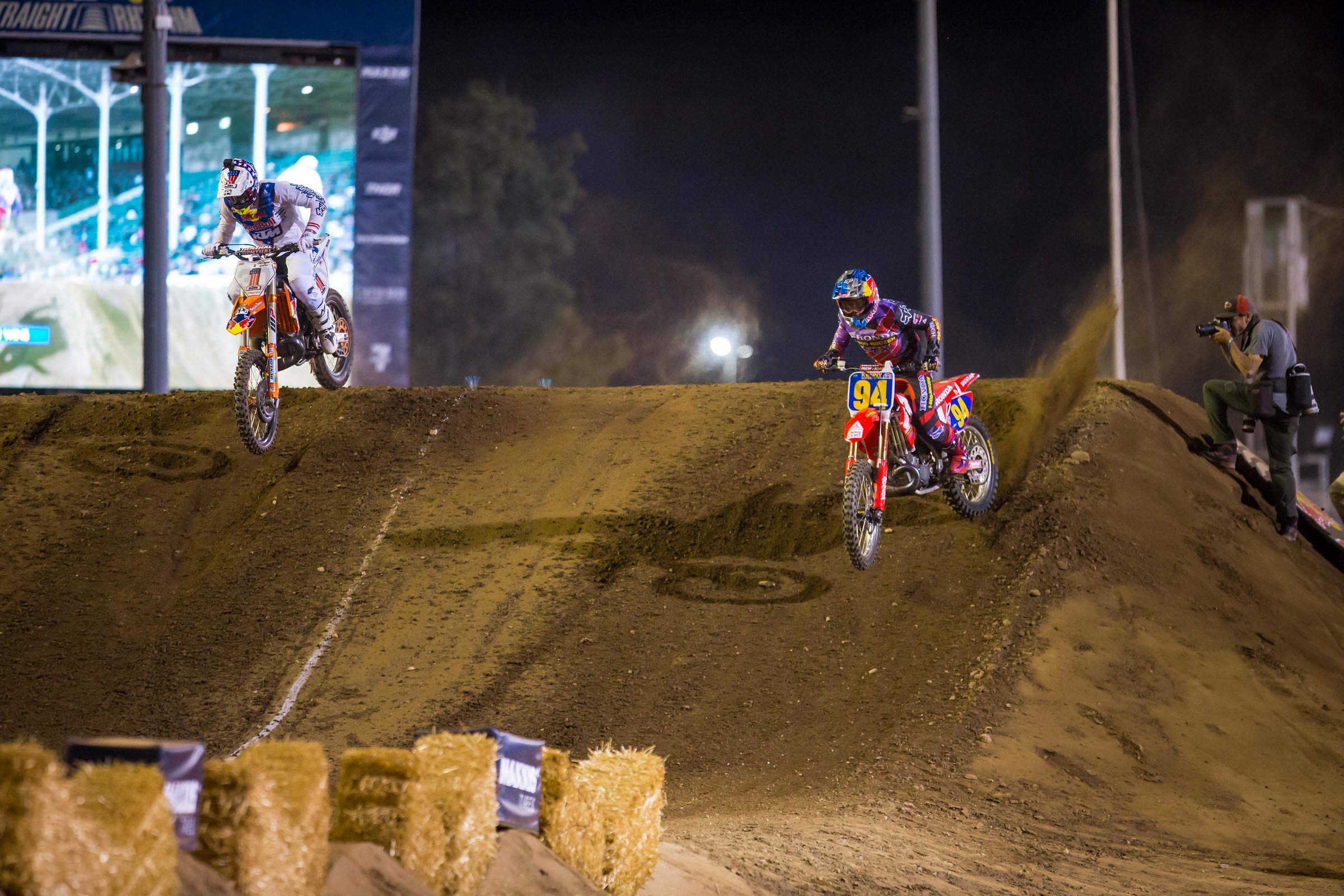 Brandon Hartranft and Ken Roczen in the 250cc final. Roczen came away with the win.