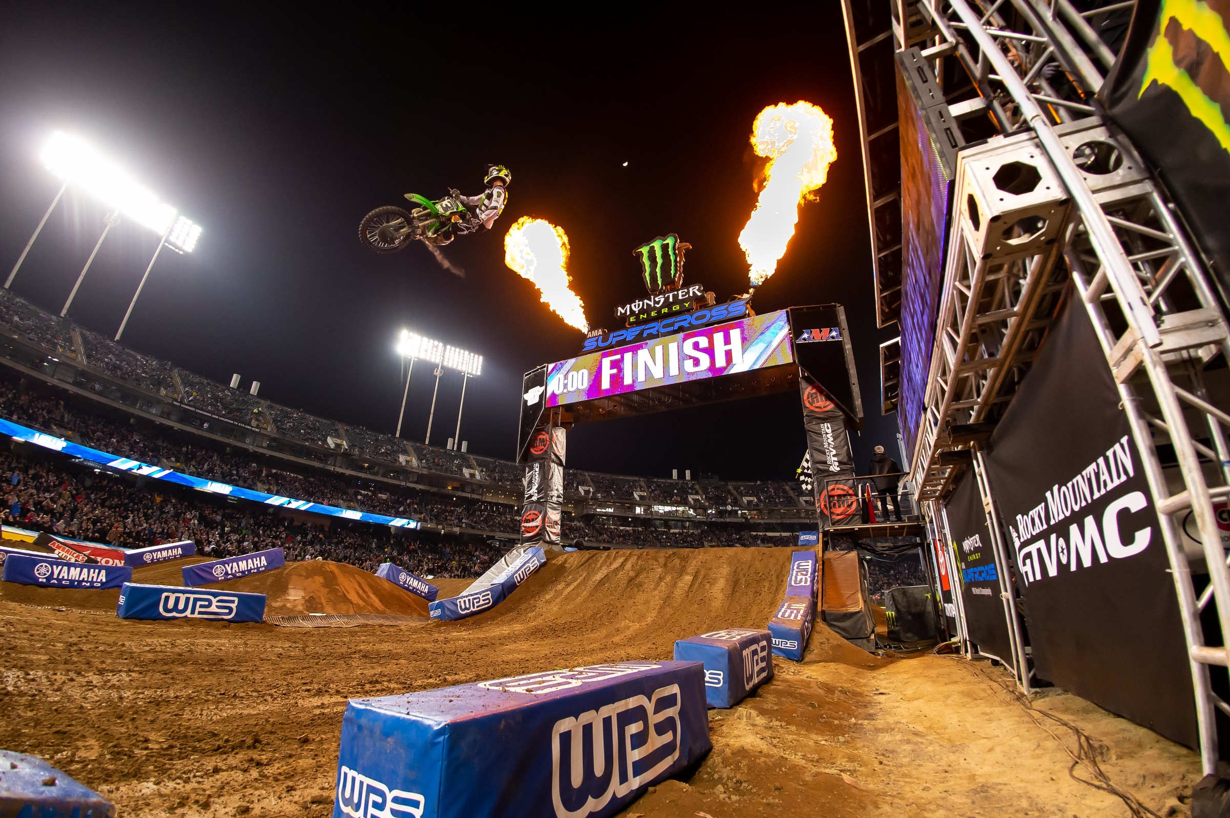 Tomac winning the 2020 Oakland Supercross 450SX main event.