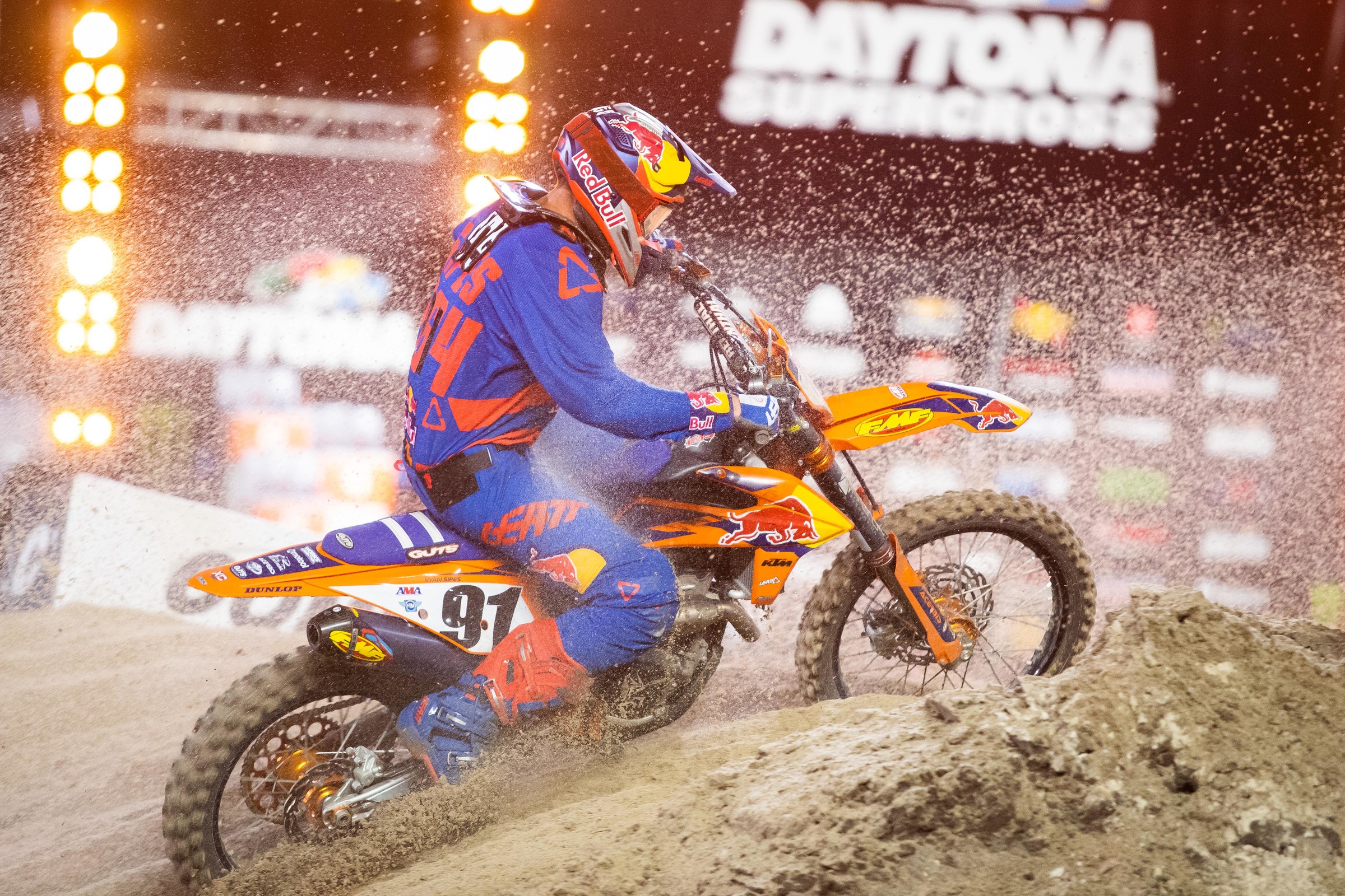 Sipes competed in his first 450SX main event since the 2009 Jacksonville Supercross, but he transferred straight from his heat race into the main before finishing 16th.