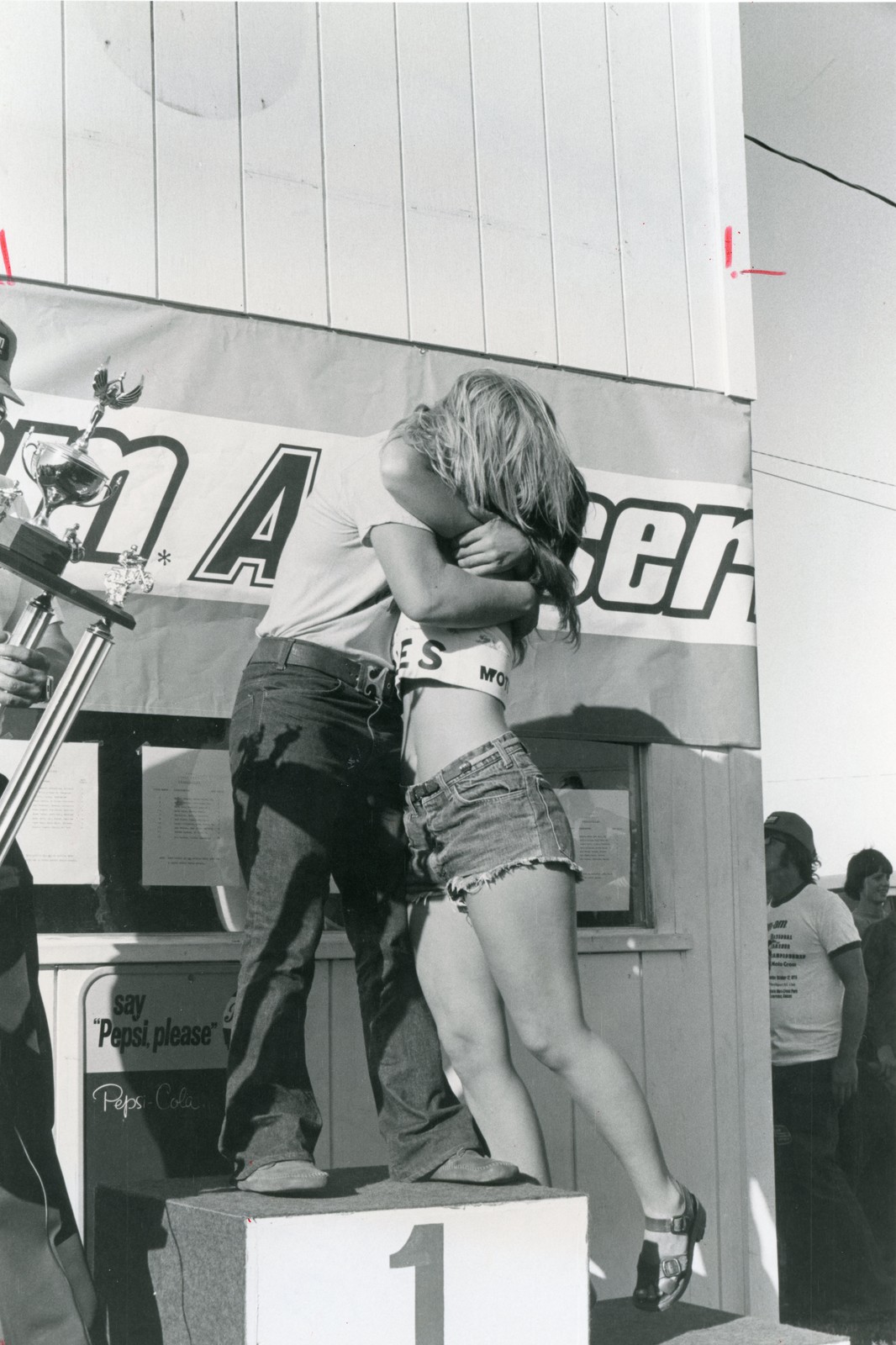 Mark Barnett kisses the trophy girl.