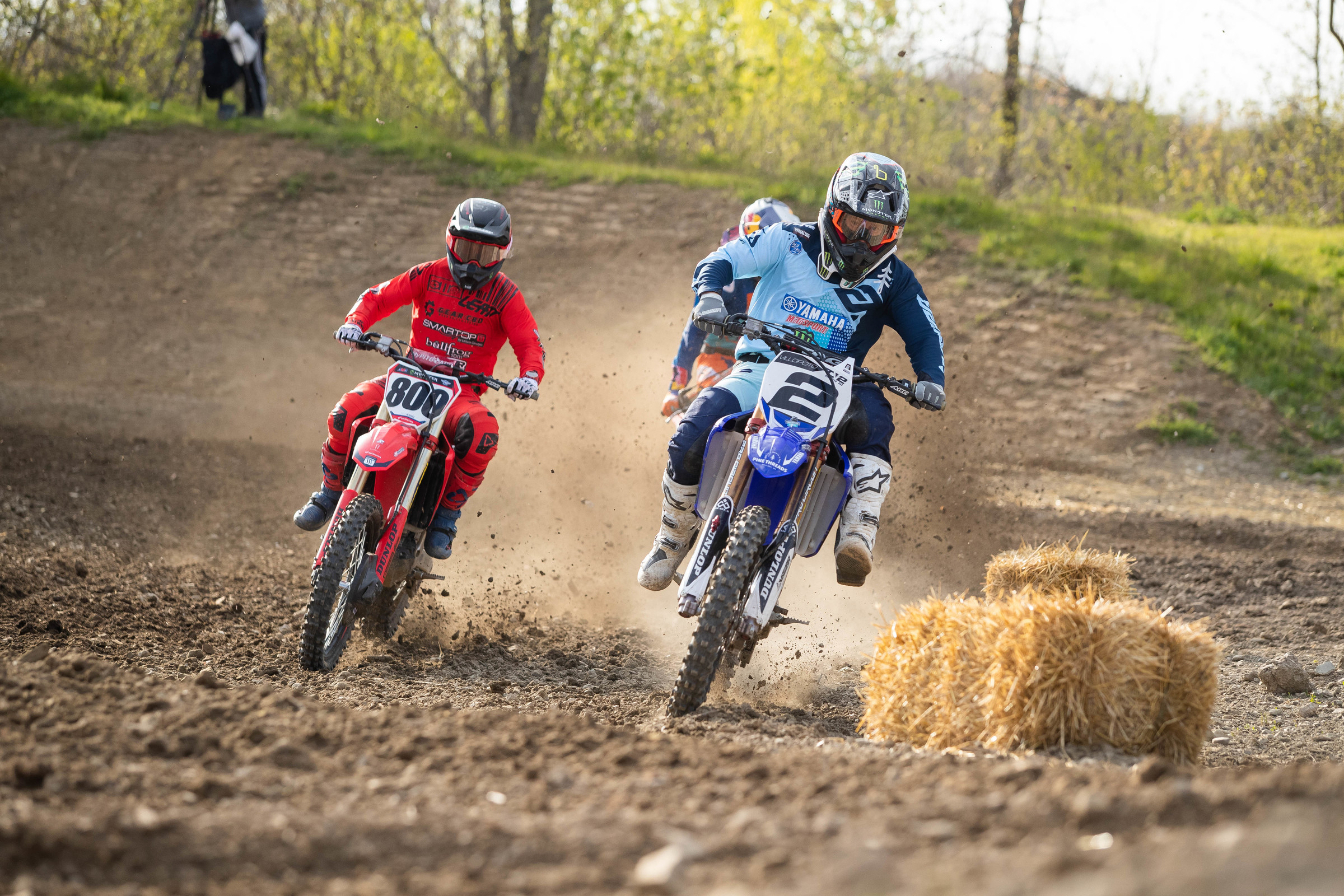 RV leading Alessi into the first turn (!!) with Sipes behind them as the three-lap main event began.