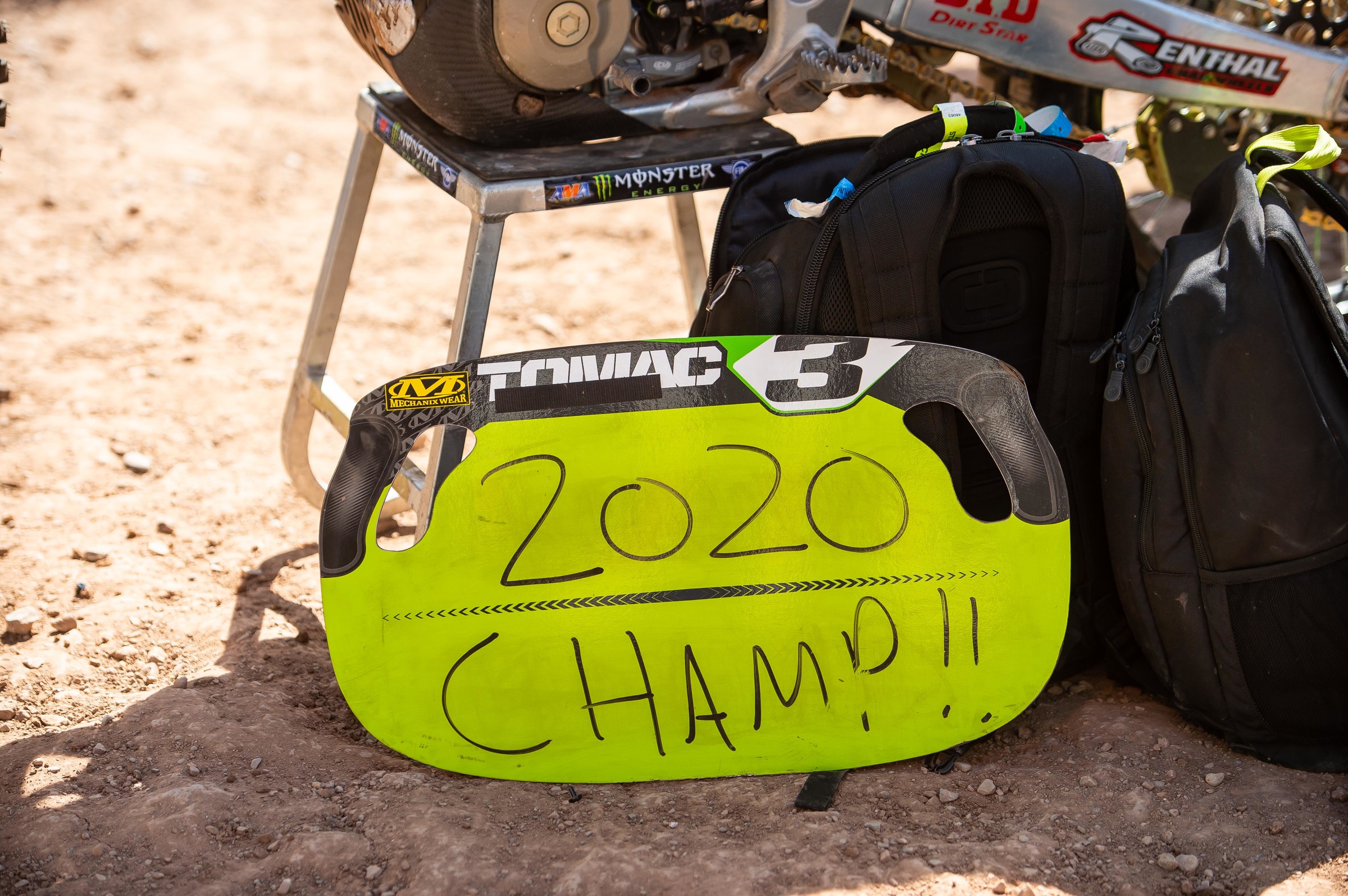 Mechanic Brian Kranz message to Tomac on the last lap of the SLC 7 Supercross main event.