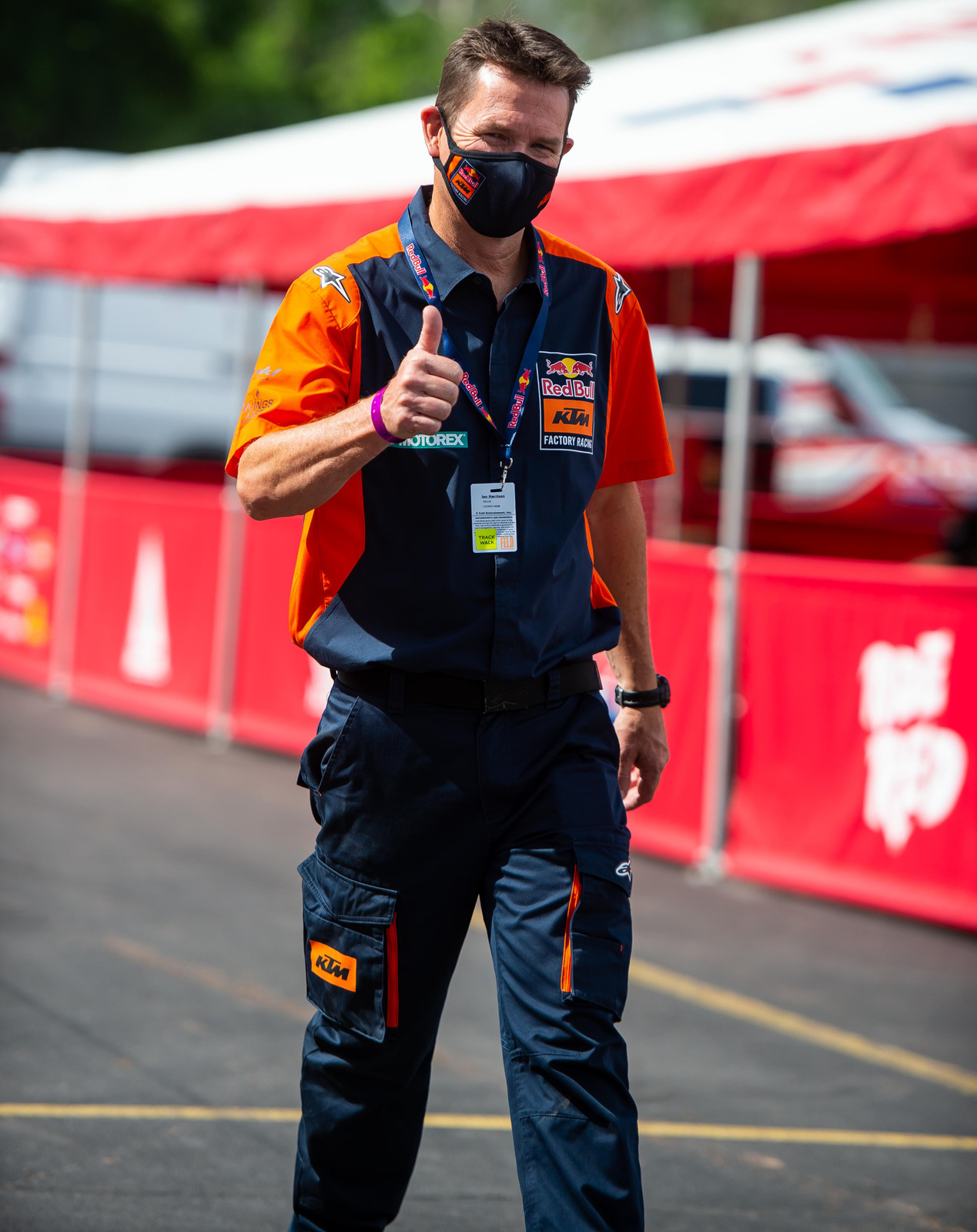 Thumbs up to Ian for his stylish matching (and mandatory) mask.