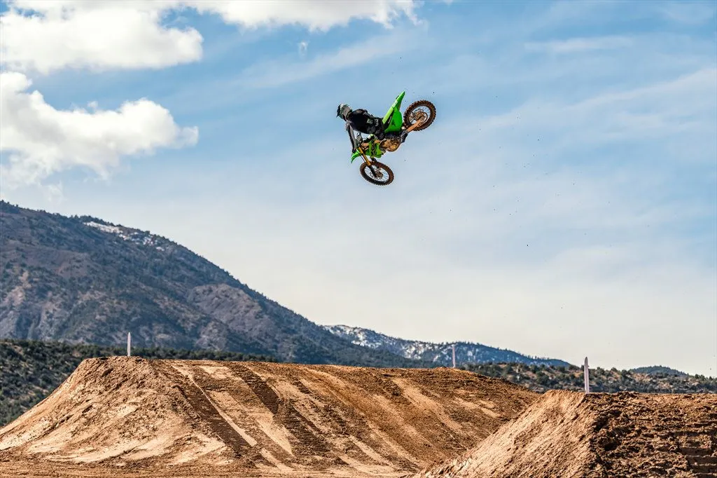 21_KX252CMFNN_0002_med