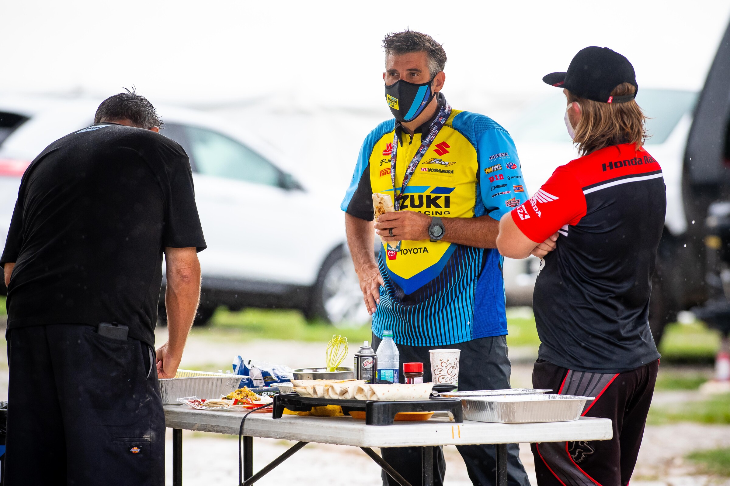 JGRMX Suzuki team manager Jeremy Albrecht chats with FXR/Chaparral Honda owner Michael Lindsay.