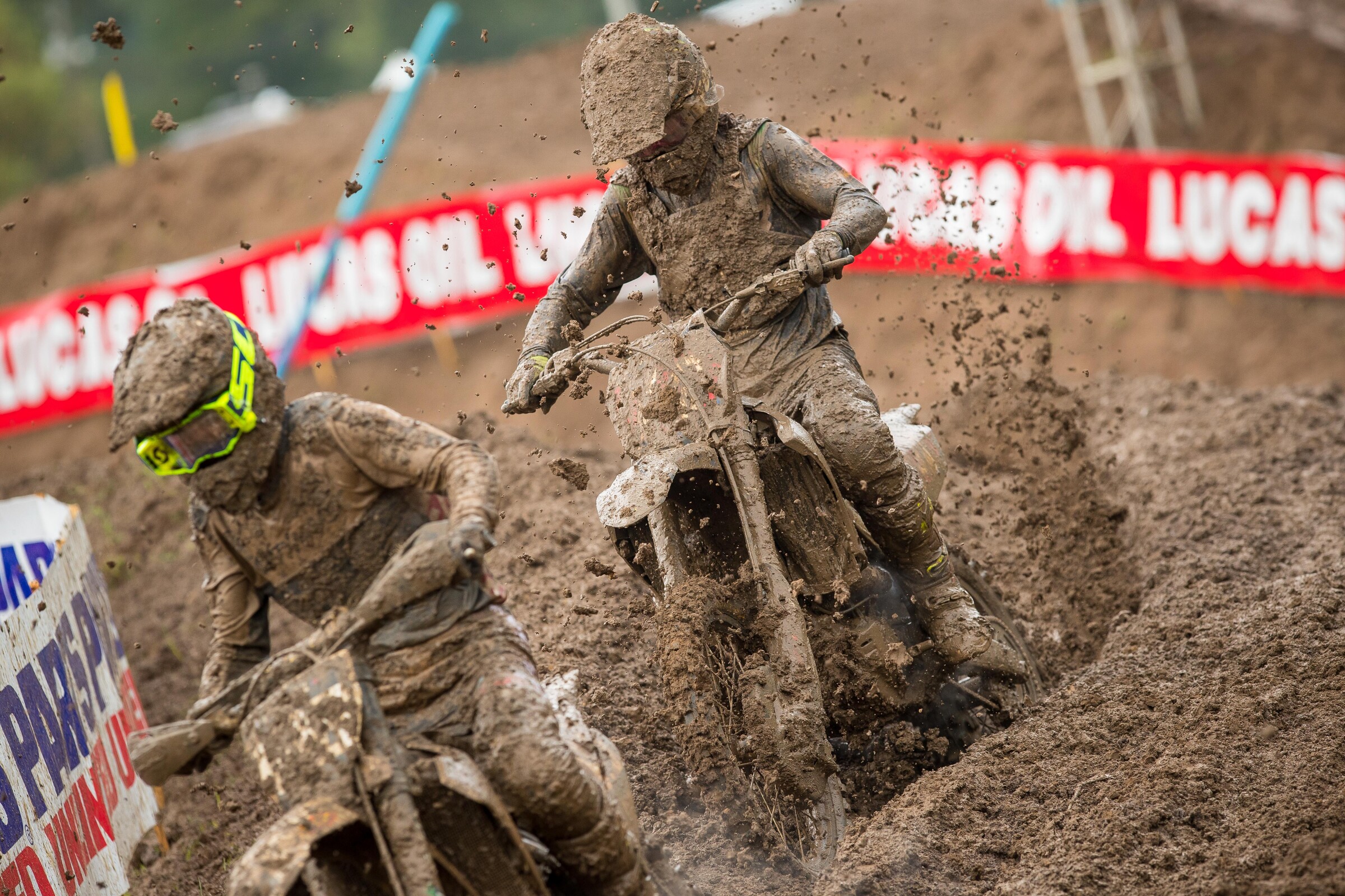 Ferrandis showing what it looks like to come from behind in a mud race.