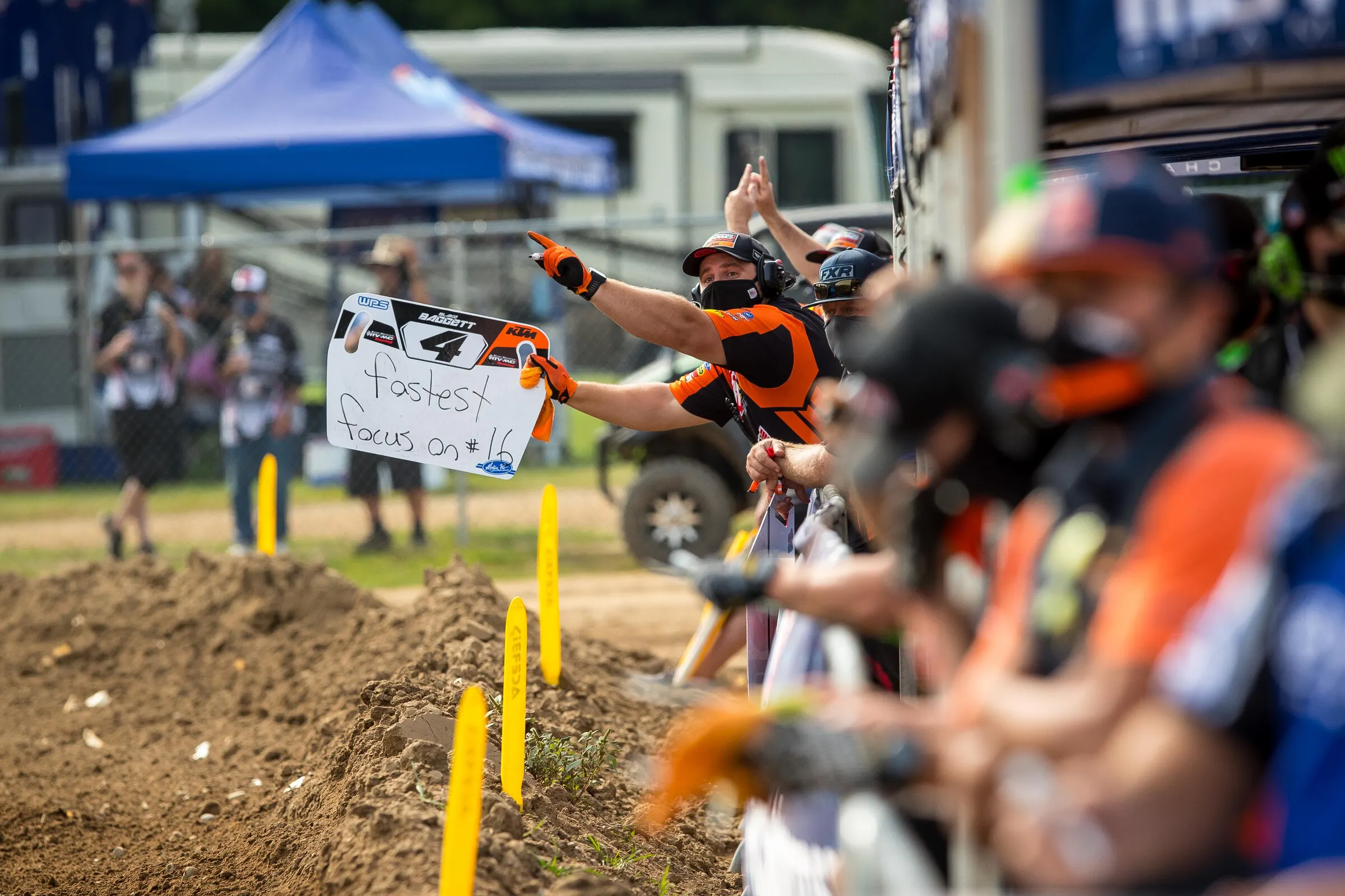 Mechanic Austin Kent giving Baggett a mid-moto message.