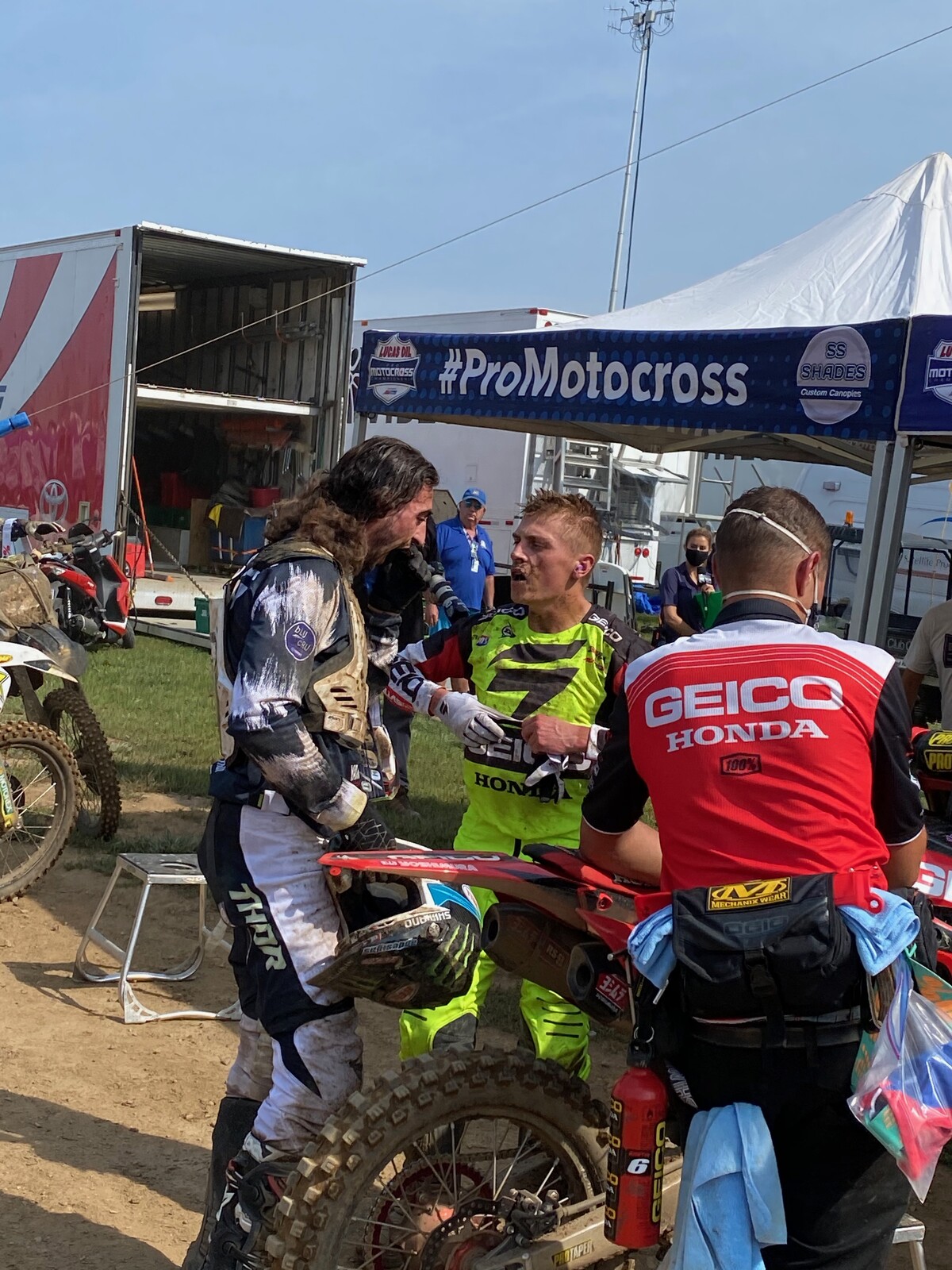 Ferrandis and Martin talking after the moto.