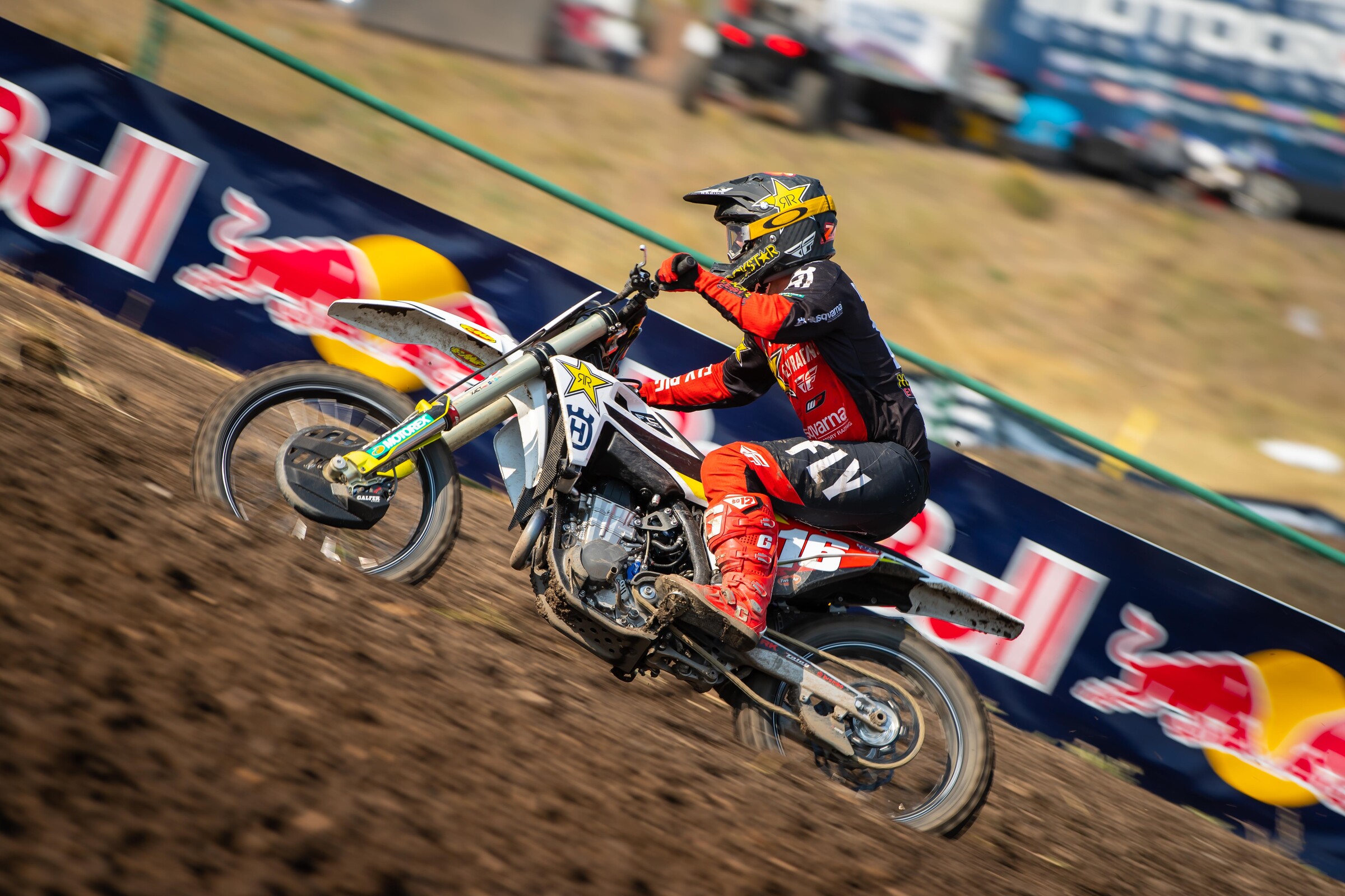 It's looking good for this guy, and we don't want to hear a word about jinxes and stuff like that. Also: this is what the pros mean by riding on your toes.