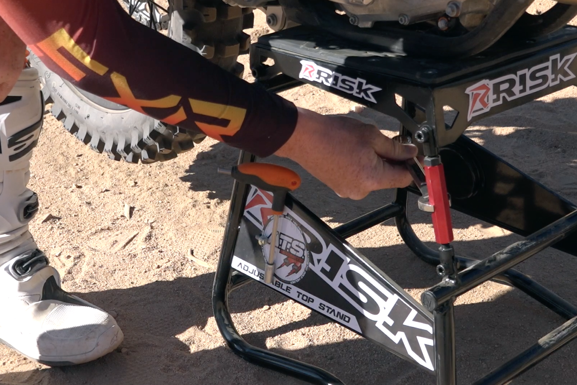 Racer X Garage: Risk Racing ATS Stand