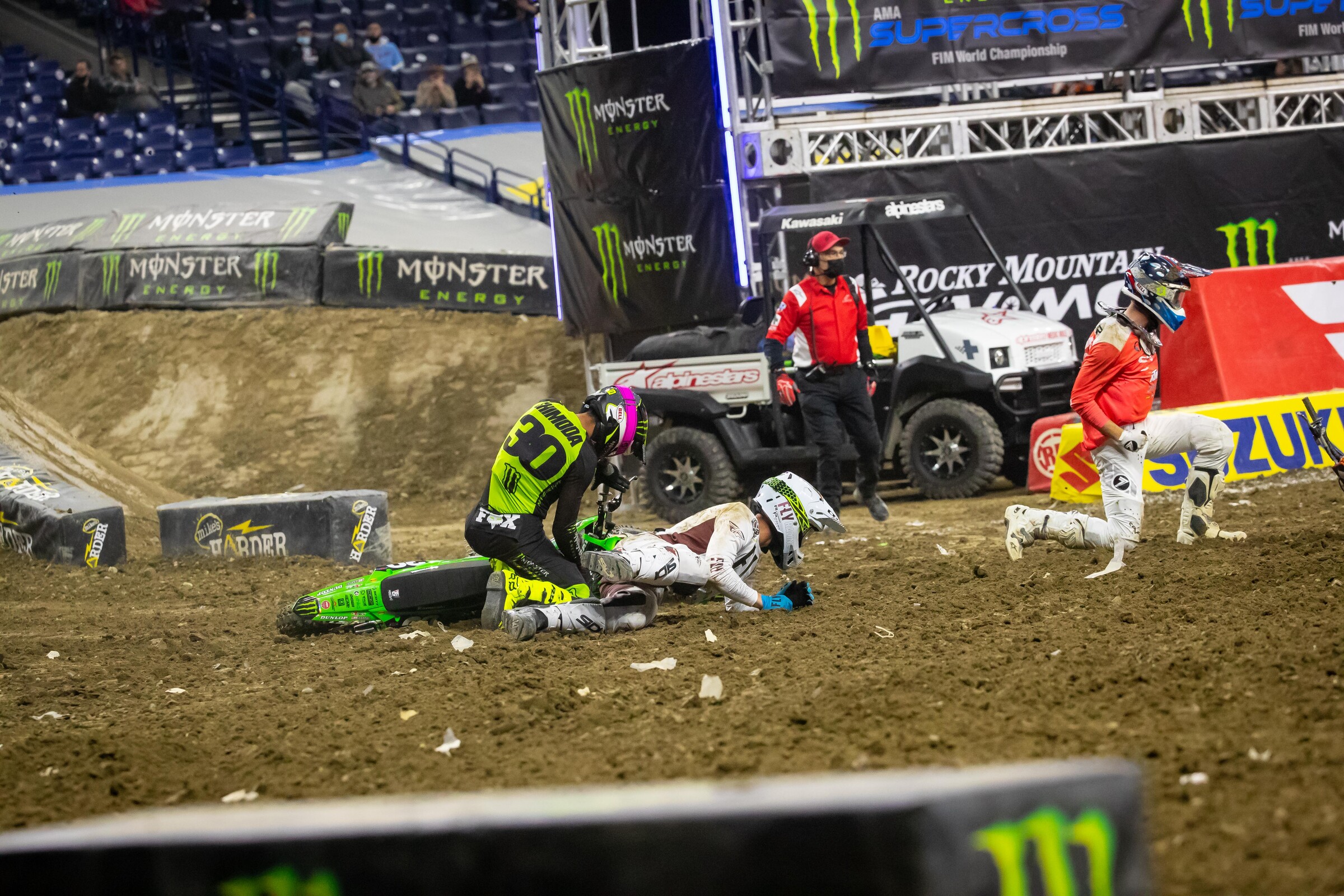 Jo Shimoda (#30), John Short (all white gear near Shimoda), and Max Miller (right in the red jersey) were all involved in a crash in the first turn. Shimoda finished the race in fourth.
