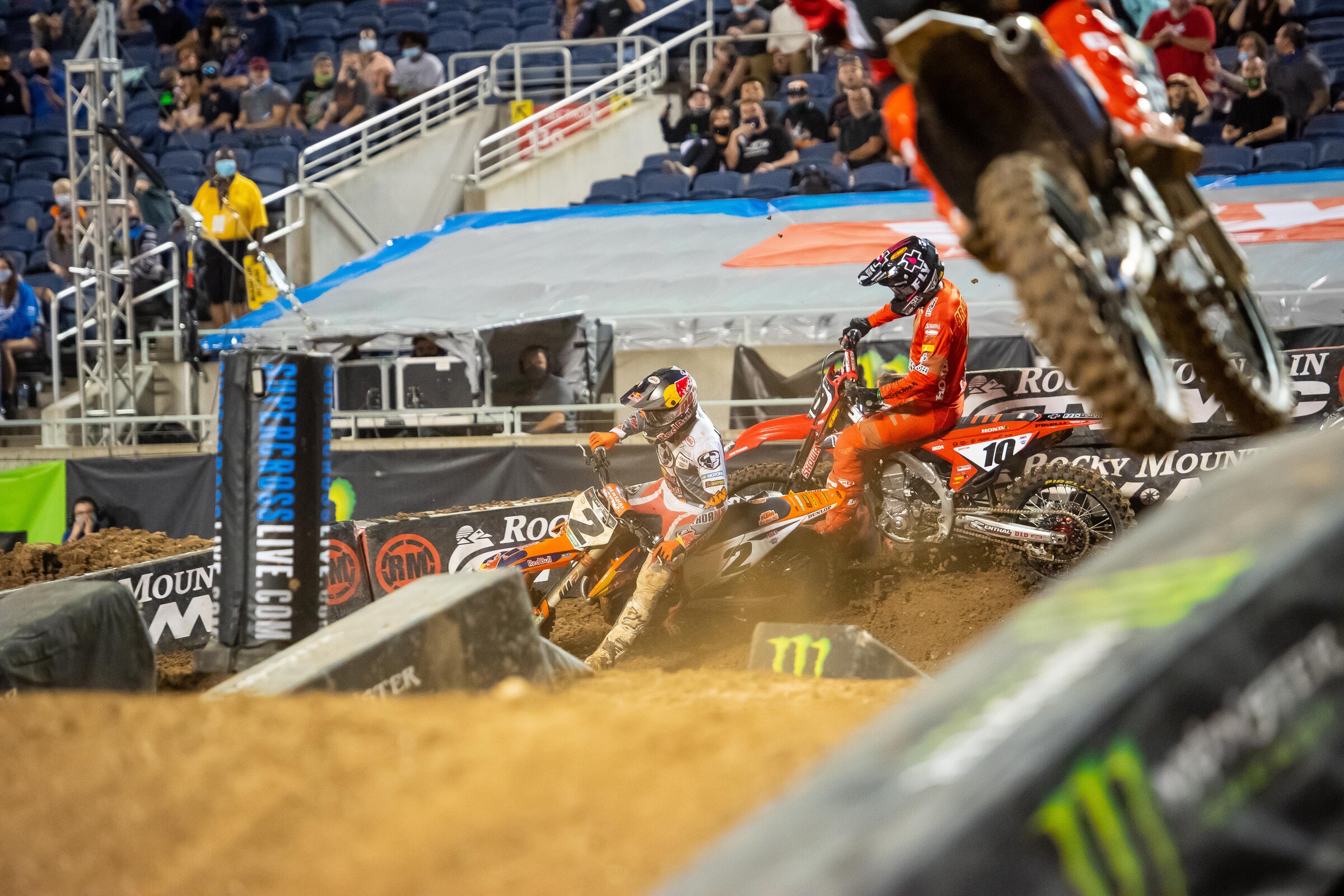 Cooper Webb passes Justin Brayton for the lead at Orlando 1.