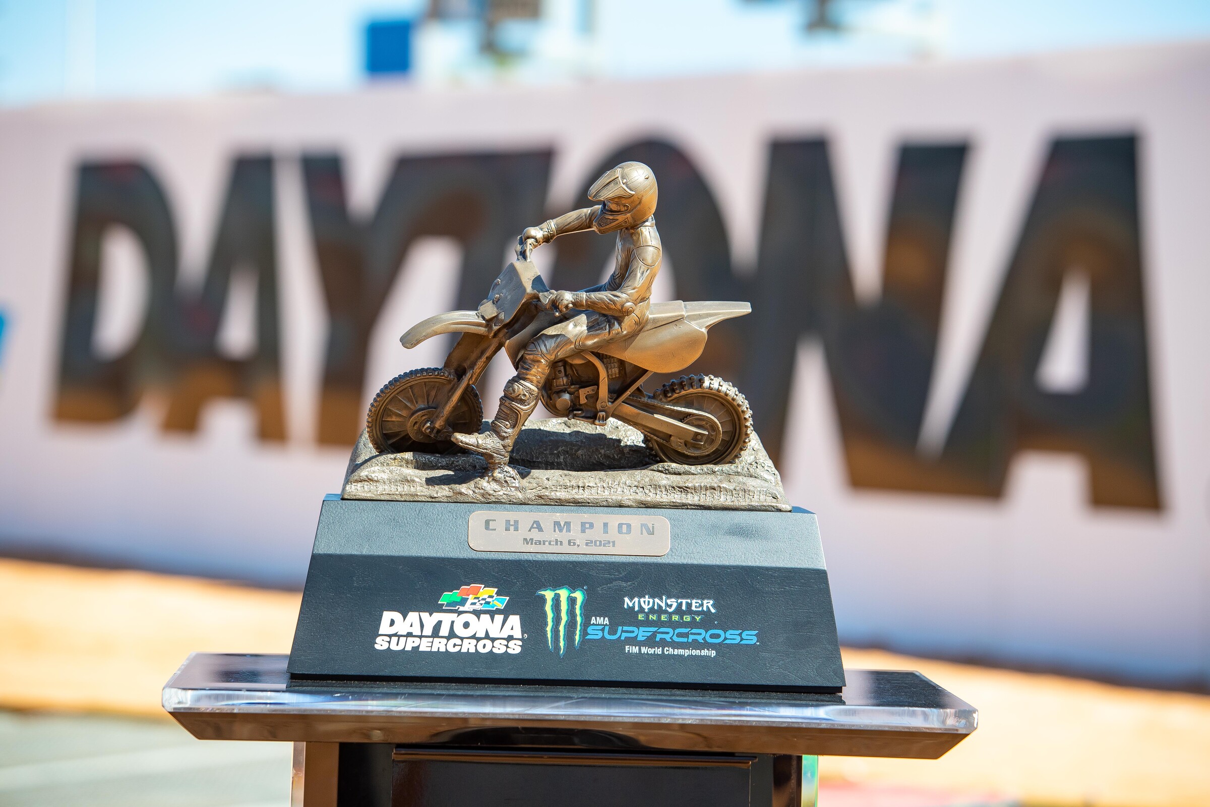 Who takes the 450SX main event win today at the 51st Daytona Supercross?