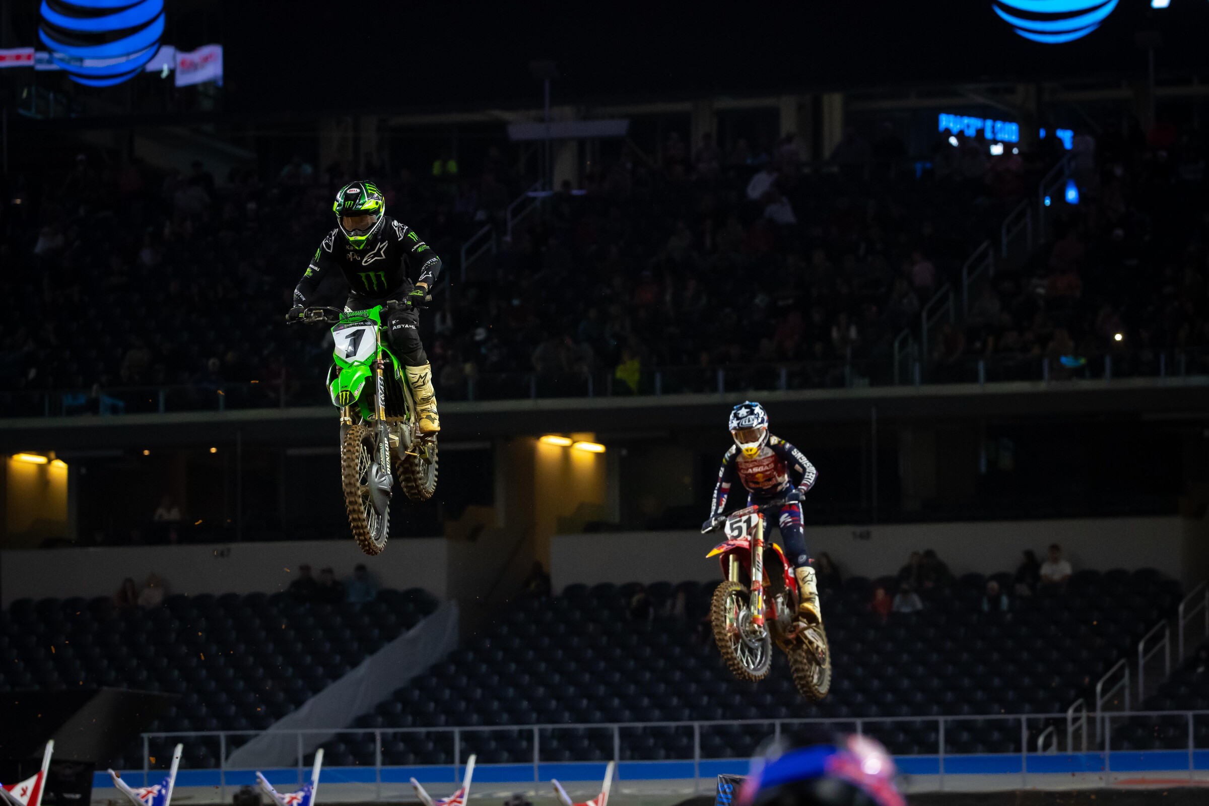 Tomac had Webb in his sights but he couldn't figure out a way around. When he made a mistake, he ended up in a battle with Barcia, but at one point all four riders were close!