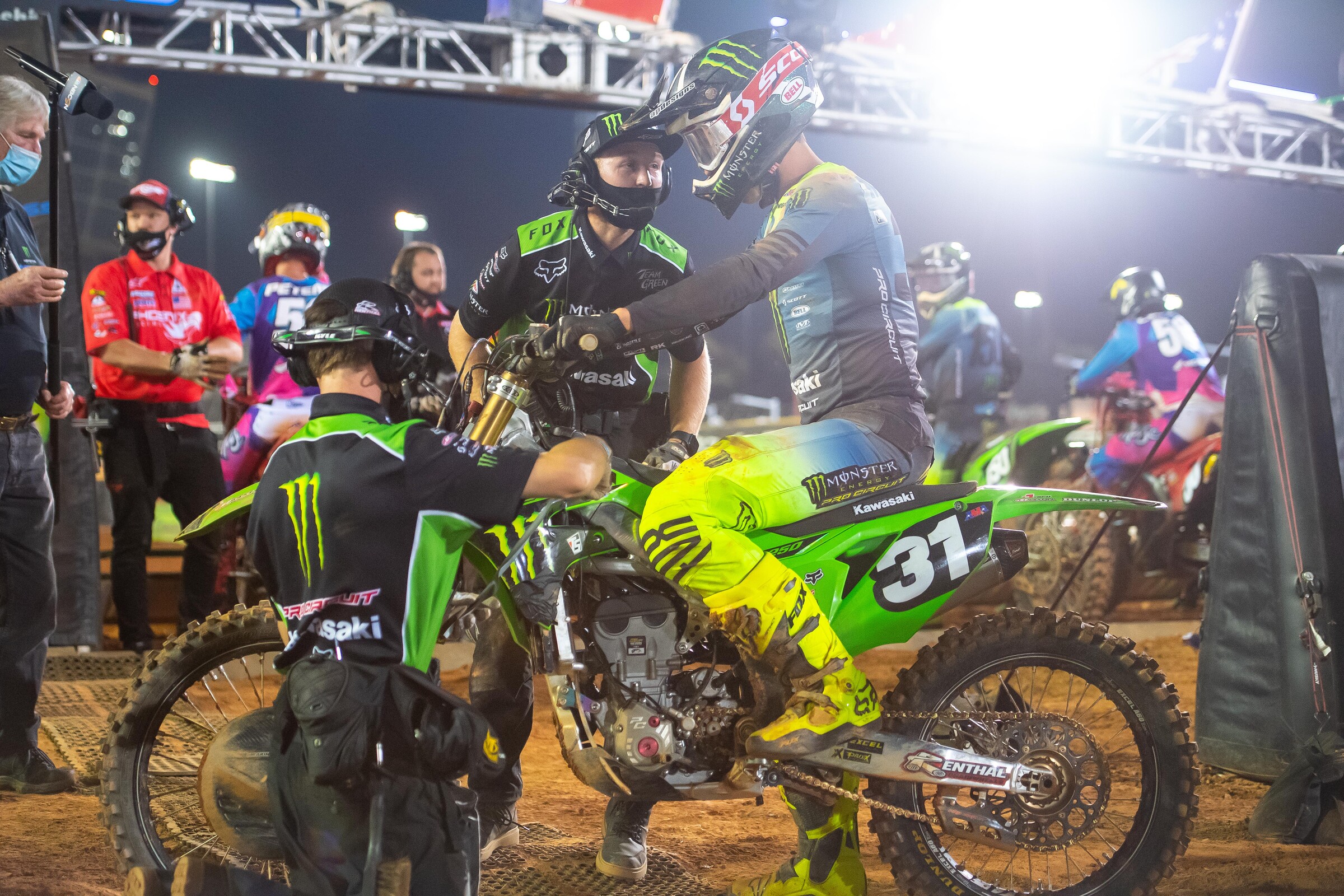 The team preps McAdoo for the restart.