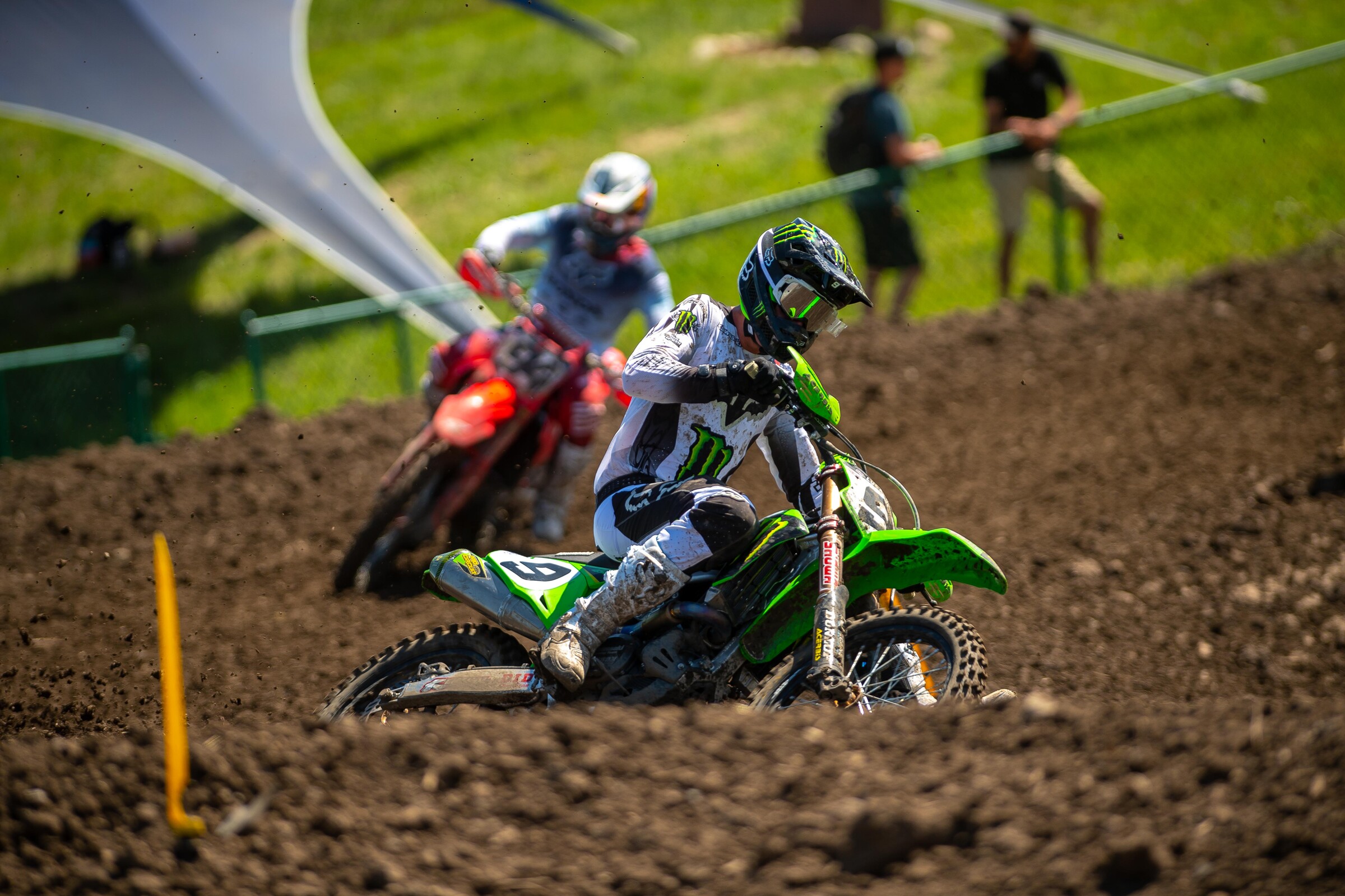 Cianciarulo leading Ken Roczen in the first moto.