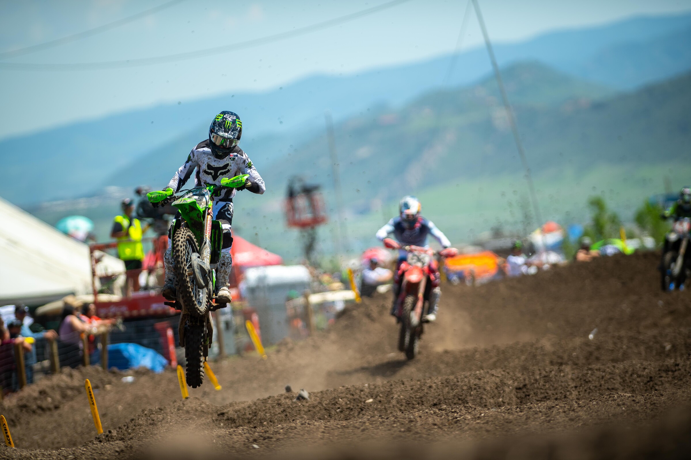 Cianciarulo leading Roczen in the first moto at the Thunder Valley National.