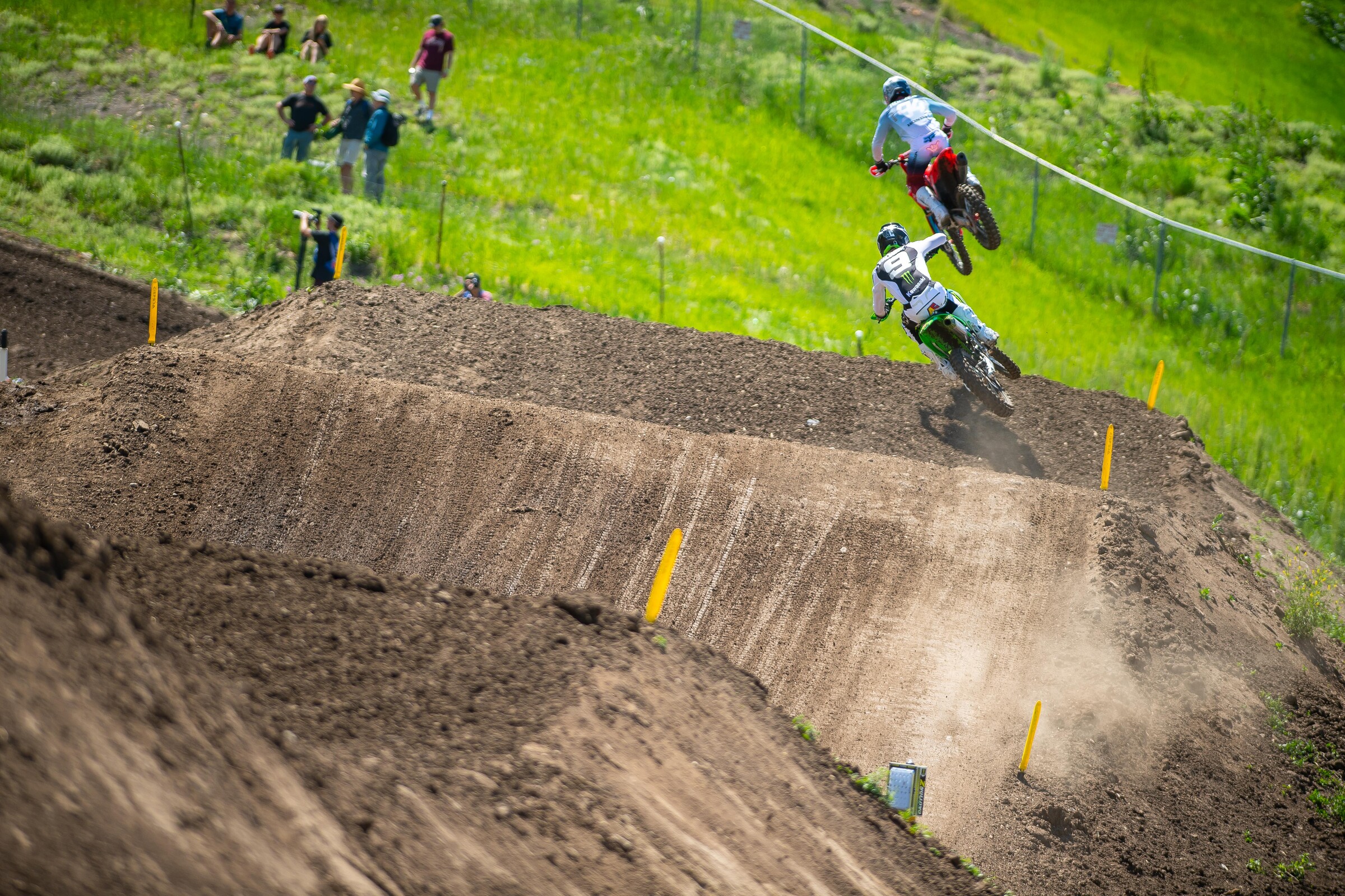 Roczen leading Cianciarulo in the first moto at the Thunder Valley National.