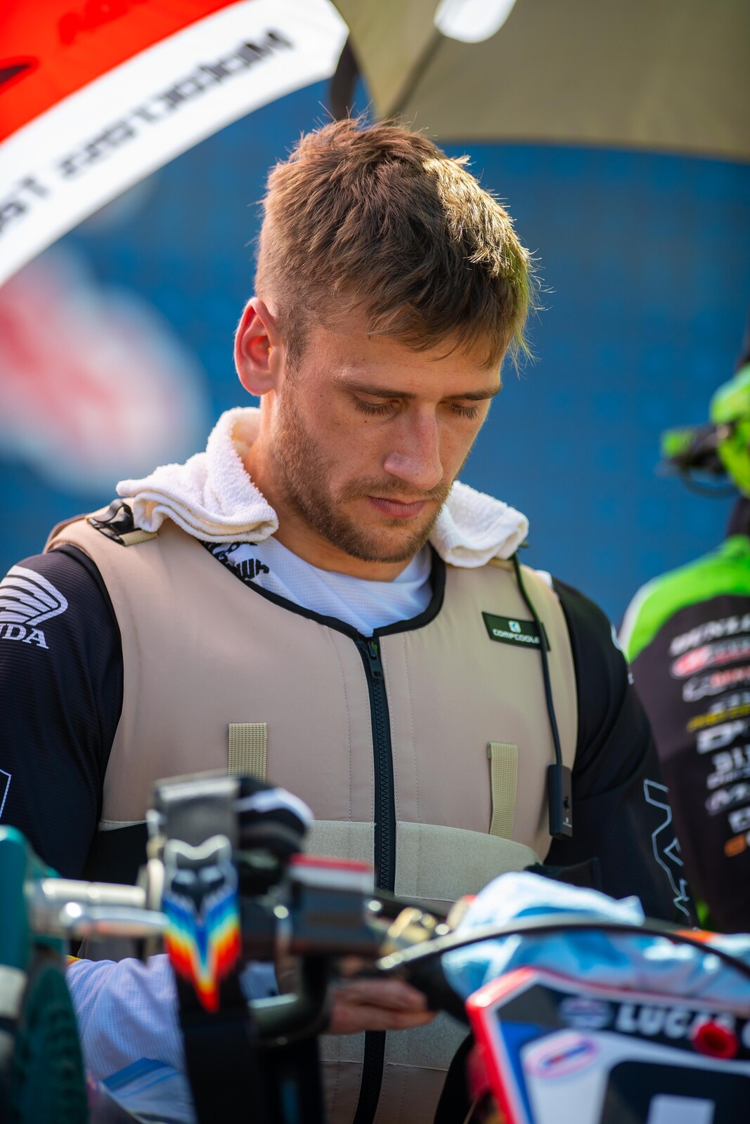 Ken Roczen prepping for the motos with a cooling vest.