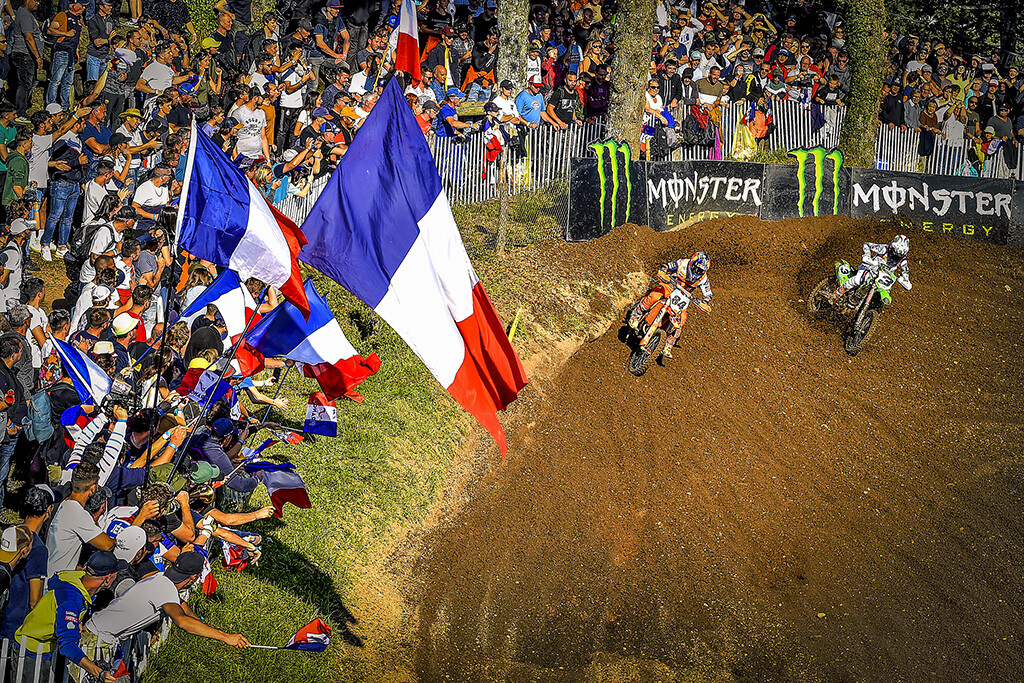 The fans were going crazy as Febvre passed Herlings.