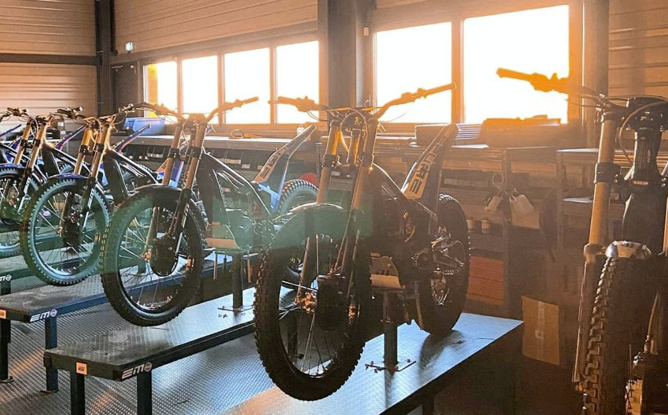 Watch Electric Motion Introduces New Models Racer X