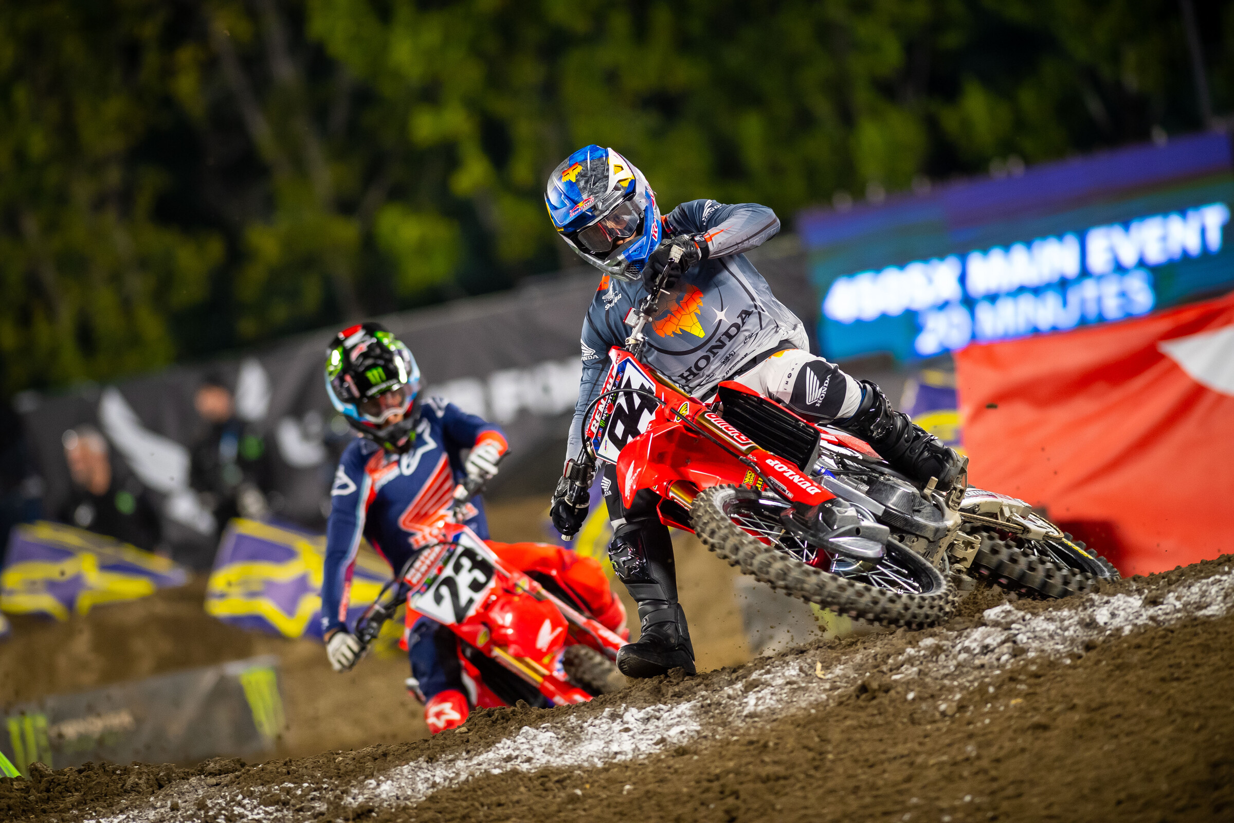 Sexton kept Roczen honest for the first several laps of the 450SX main event.