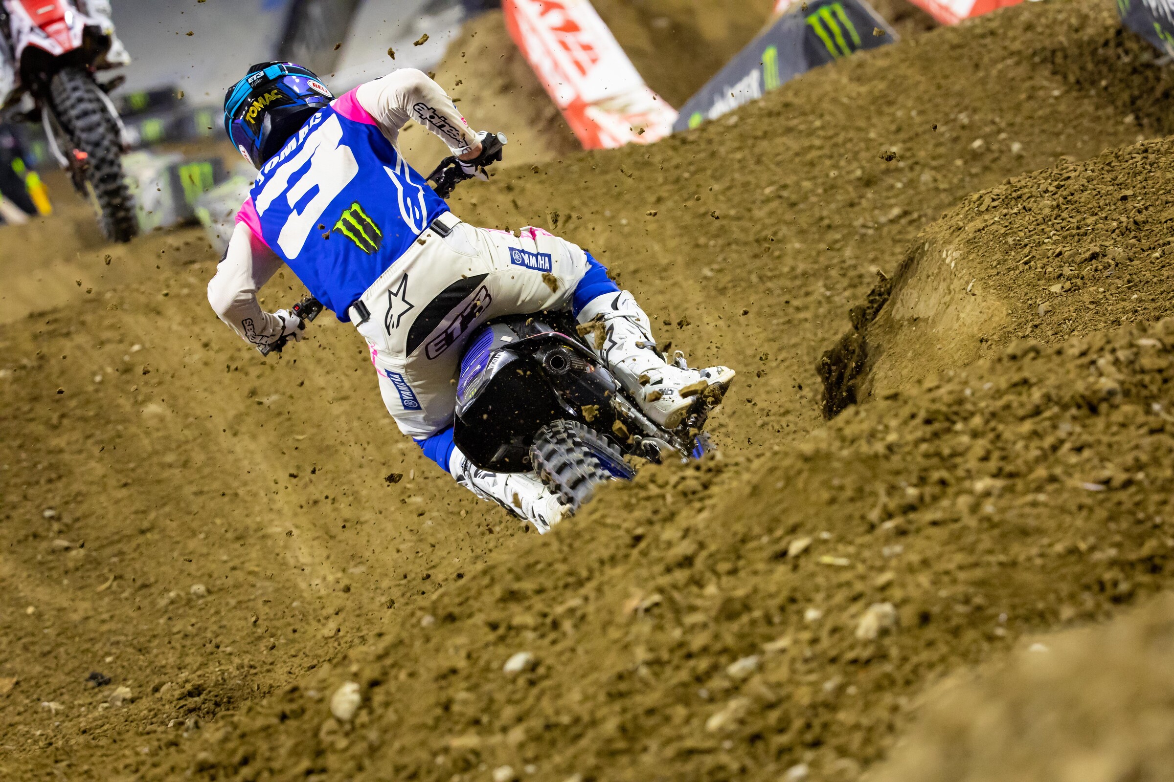 Eli Tomac chasing down race leader Jason Anderson.