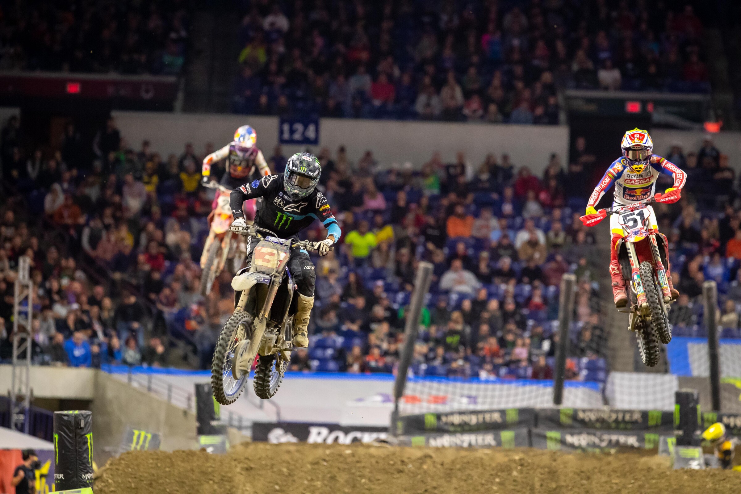 Five riders were on the same straight halfway through Saturday's main event. Tomac managed it best to score another win.