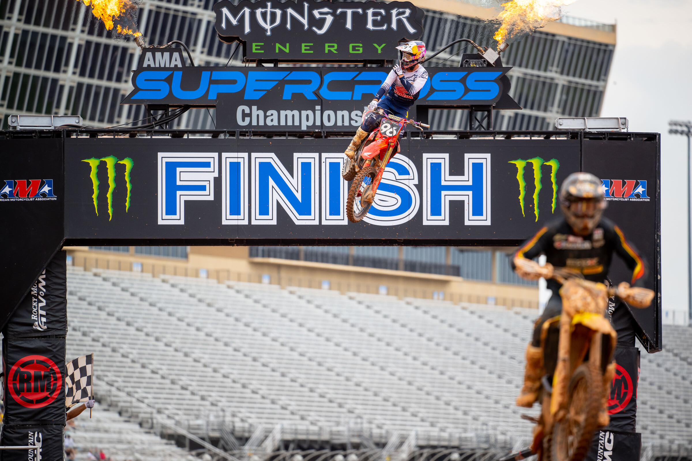 Hunter Lawrence hit 'em with the 🤫 as he took the checkered flag in the East/West Showdown main event.